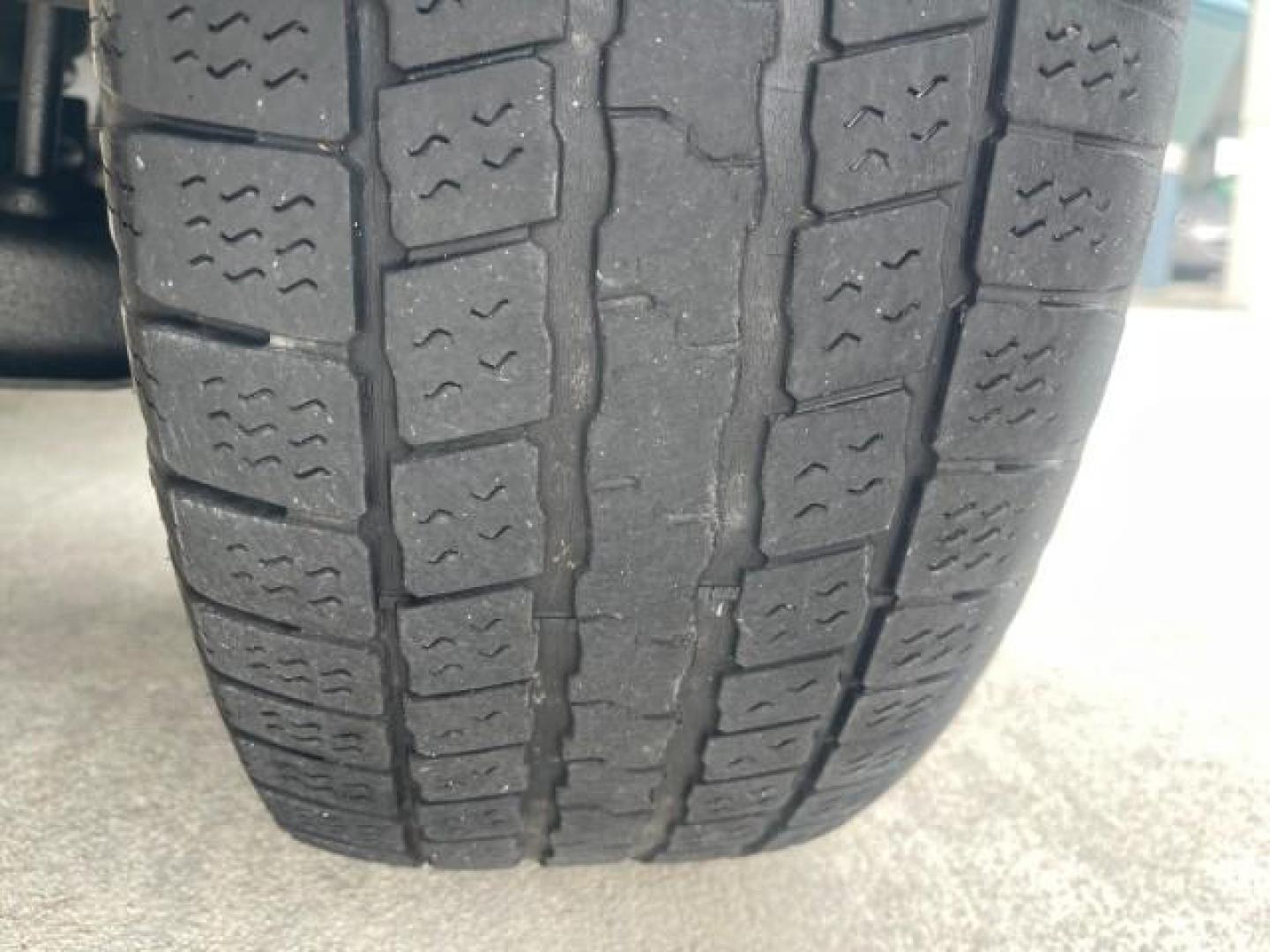 1998 Deep Emerald Green (CC/Met) /Medium Graphite Ford Ranger XL LOW MILES 4 CYL LOW MILES (1FTYR10C0WP) with an 2.5L EFI 4-Cyl Engine engine, Automatic transmission, located at 4701 North Dixie Hwy, Pompano Beach, FL, 33064, (954) 422-2889, 26.240938, -80.123474 - OUR WEBPAGE FLORIDACARS1.COM HAS OVER 100 PHOTOS AND FREE CARFAX LINK 1998 FORD RANGER SPLASH FLARESIDE VIN: 1FTYR10C0WPA84443 1 F T Y R 1 0 C 0 W P A 8 4 4 4 3 PICKUP 2.5L I4 F SOHC 8V GASOLINE 27 MPG REAR WHEEL DRIVE Features ABS Brakes Automatic Transmission Cassette Player Cloth Seats Ice Cold A - Photo#20