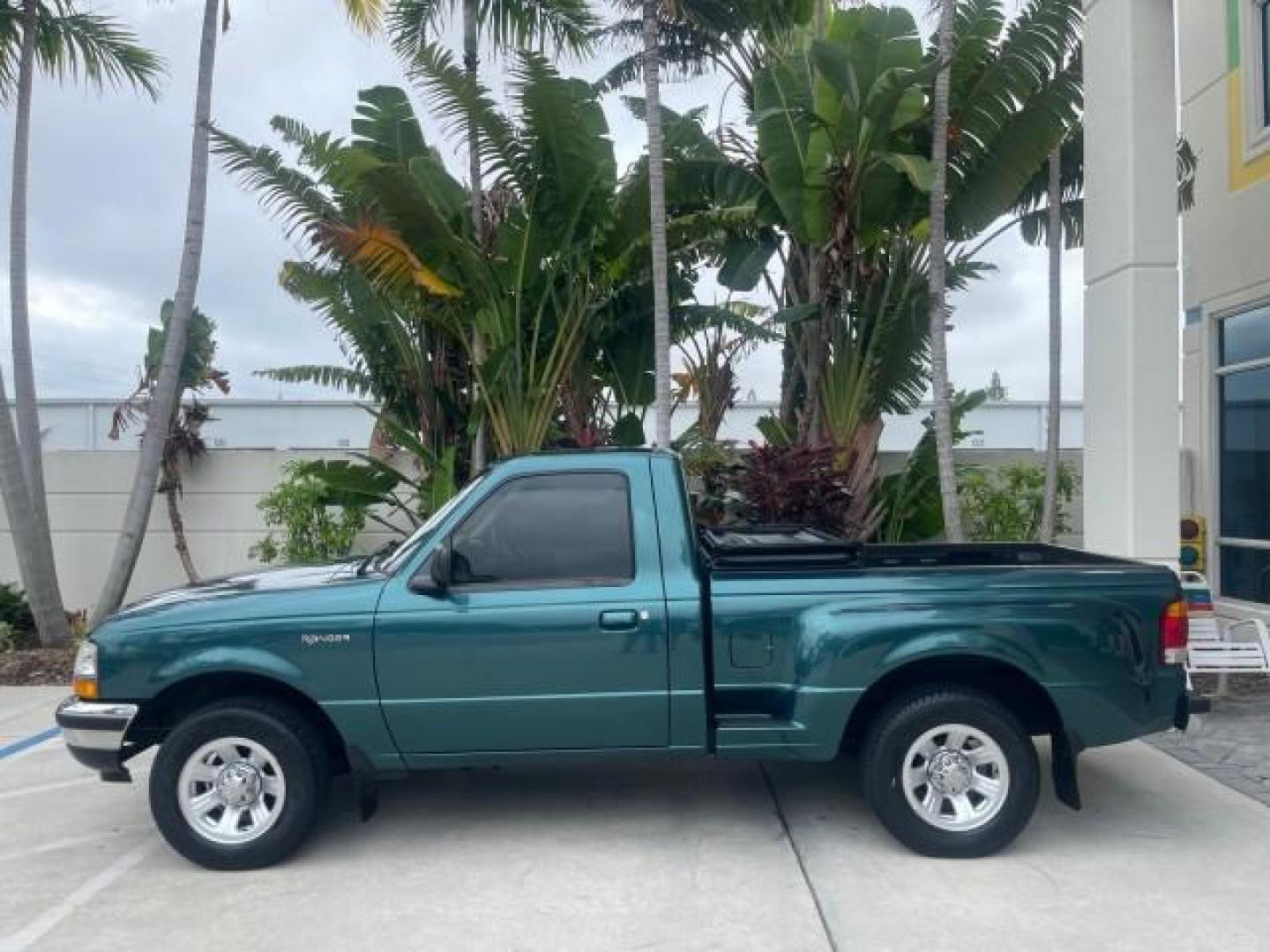 1998 Deep Emerald Green (CC/Met) /Medium Graphite Ford Ranger XL LOW MILES 4 CYL LOW MILES (1FTYR10C0WP) with an 2.5L EFI 4-Cyl Engine engine, Automatic transmission, located at 4701 North Dixie Hwy, Pompano Beach, FL, 33064, (954) 422-2889, 26.240938, -80.123474 - OUR WEBPAGE FLORIDACARS1.COM HAS OVER 100 PHOTOS AND FREE CARFAX LINK 1998 FORD RANGER SPLASH FLARESIDE VIN: 1FTYR10C0WPA84443 1 F T Y R 1 0 C 0 W P A 8 4 4 4 3 PICKUP 2.5L I4 F SOHC 8V GASOLINE 27 MPG REAR WHEEL DRIVE Features ABS Brakes Automatic Transmission Cassette Player Cloth Seats Ice Cold A - Photo#32
