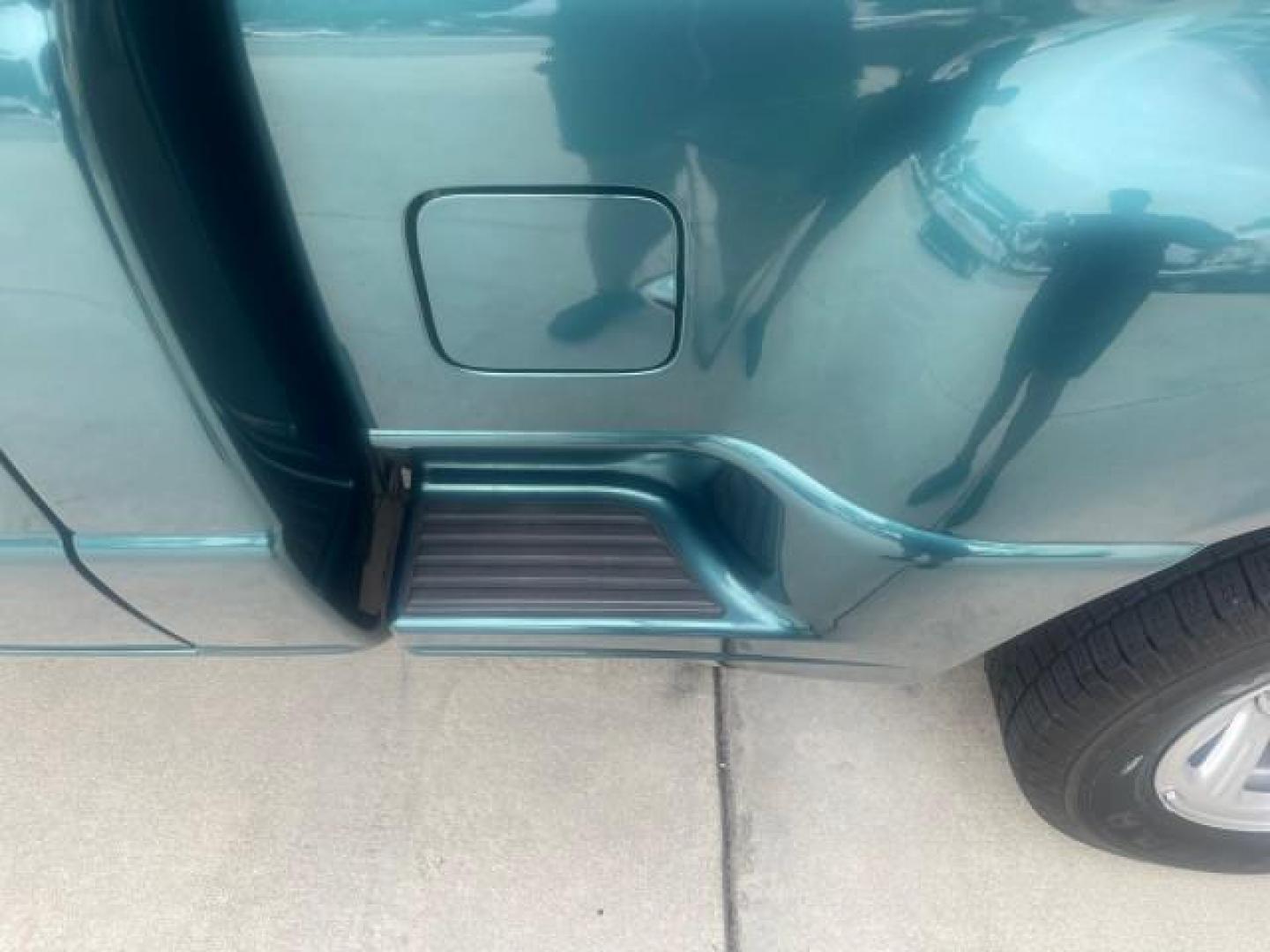 1998 Deep Emerald Green (CC/Met) /Medium Graphite Ford Ranger XL LOW MILES 4 CYL LOW MILES (1FTYR10C0WP) with an 2.5L EFI 4-Cyl Engine engine, Automatic transmission, located at 4701 North Dixie Hwy, Pompano Beach, FL, 33064, (954) 422-2889, 26.240938, -80.123474 - OUR WEBPAGE FLORIDACARS1.COM HAS OVER 100 PHOTOS AND FREE CARFAX LINK 1998 FORD RANGER SPLASH FLARESIDE VIN: 1FTYR10C0WPA84443 1 F T Y R 1 0 C 0 W P A 8 4 4 4 3 PICKUP 2.5L I4 F SOHC 8V GASOLINE 27 MPG REAR WHEEL DRIVE Features ABS Brakes Automatic Transmission Cassette Player Cloth Seats Ice Cold A - Photo#71