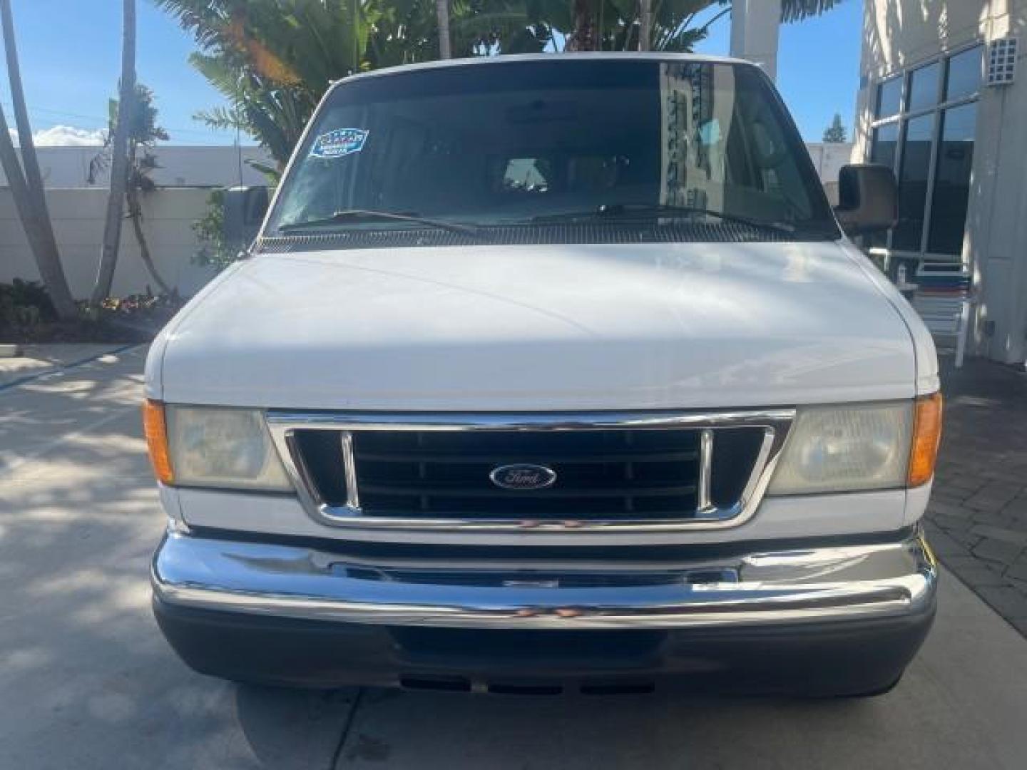 2006 Oxford White /Medium Flint Ford Econoline Wagon XLT LOW MILES 76,474 E350 15 PASS (1FBSS31L36H) with an 5.4L EFI V8 Engine engine, Automatic transmission, located at 4701 North Dixie Hwy, Pompano Beach, FL, 33064, (954) 422-2889, 26.240938, -80.123474 - OUR WEBPAGE FLORIDACARS1.COM HAS OVER 100 PHOTOS AND FREE CARFAX LINK 2006 FORD E-SERIES E-350 SD XLT 15 PASSENGER VAN NEW $29,805 VIN: 1FBSS31L36HA01462 1 F B S S 3 1 L 3 6 H A 0 1 4 6 2 VAN 5.4L V8 F GASOLINE REAR WHEEL DRIVE Features ABS Brakes Air Conditioning AM/FM Stereo Automatic Transmission - Photo#2