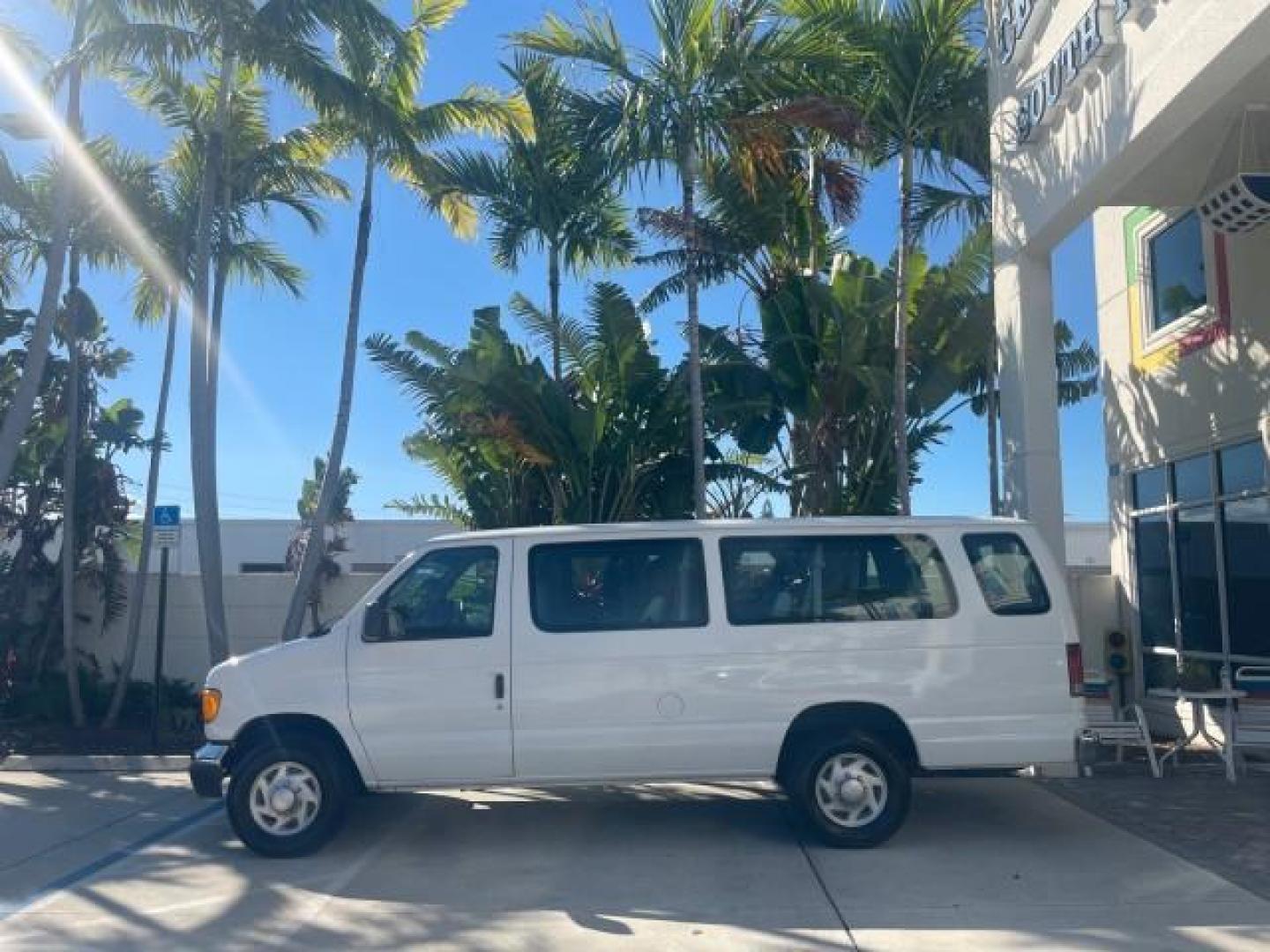 2006 Oxford White /Medium Flint Ford Econoline Wagon XLT LOW MILES 76,474 E350 15 PASS (1FBSS31L36H) with an 5.4L EFI V8 Engine engine, Automatic transmission, located at 4701 North Dixie Hwy, Pompano Beach, FL, 33064, (954) 422-2889, 26.240938, -80.123474 - OUR WEBPAGE FLORIDACARS1.COM HAS OVER 100 PHOTOS AND FREE CARFAX LINK 2006 FORD E-SERIES E-350 SD XLT 15 PASSENGER VAN NEW $29,805 VIN: 1FBSS31L36HA01462 1 F B S S 3 1 L 3 6 H A 0 1 4 6 2 VAN 5.4L V8 F GASOLINE REAR WHEEL DRIVE Features ABS Brakes Air Conditioning AM/FM Stereo Automatic Transmission - Photo#4