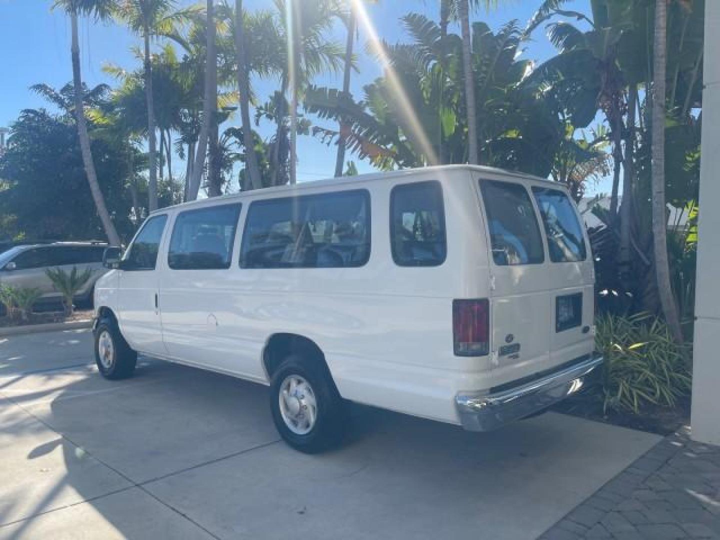 2006 Oxford White /Medium Flint Ford Econoline Wagon XLT LOW MILES 76,474 E350 15 PASS (1FBSS31L36H) with an 5.4L EFI V8 Engine engine, Automatic transmission, located at 4701 North Dixie Hwy, Pompano Beach, FL, 33064, (954) 422-2889, 26.240938, -80.123474 - OUR WEBPAGE FLORIDACARS1.COM HAS OVER 100 PHOTOS AND FREE CARFAX LINK 2006 FORD E-SERIES E-350 SD XLT 15 PASSENGER VAN NEW $29,805 VIN: 1FBSS31L36HA01462 1 F B S S 3 1 L 3 6 H A 0 1 4 6 2 VAN 5.4L V8 F GASOLINE REAR WHEEL DRIVE Features ABS Brakes Air Conditioning AM/FM Stereo Automatic Transmission - Photo#5