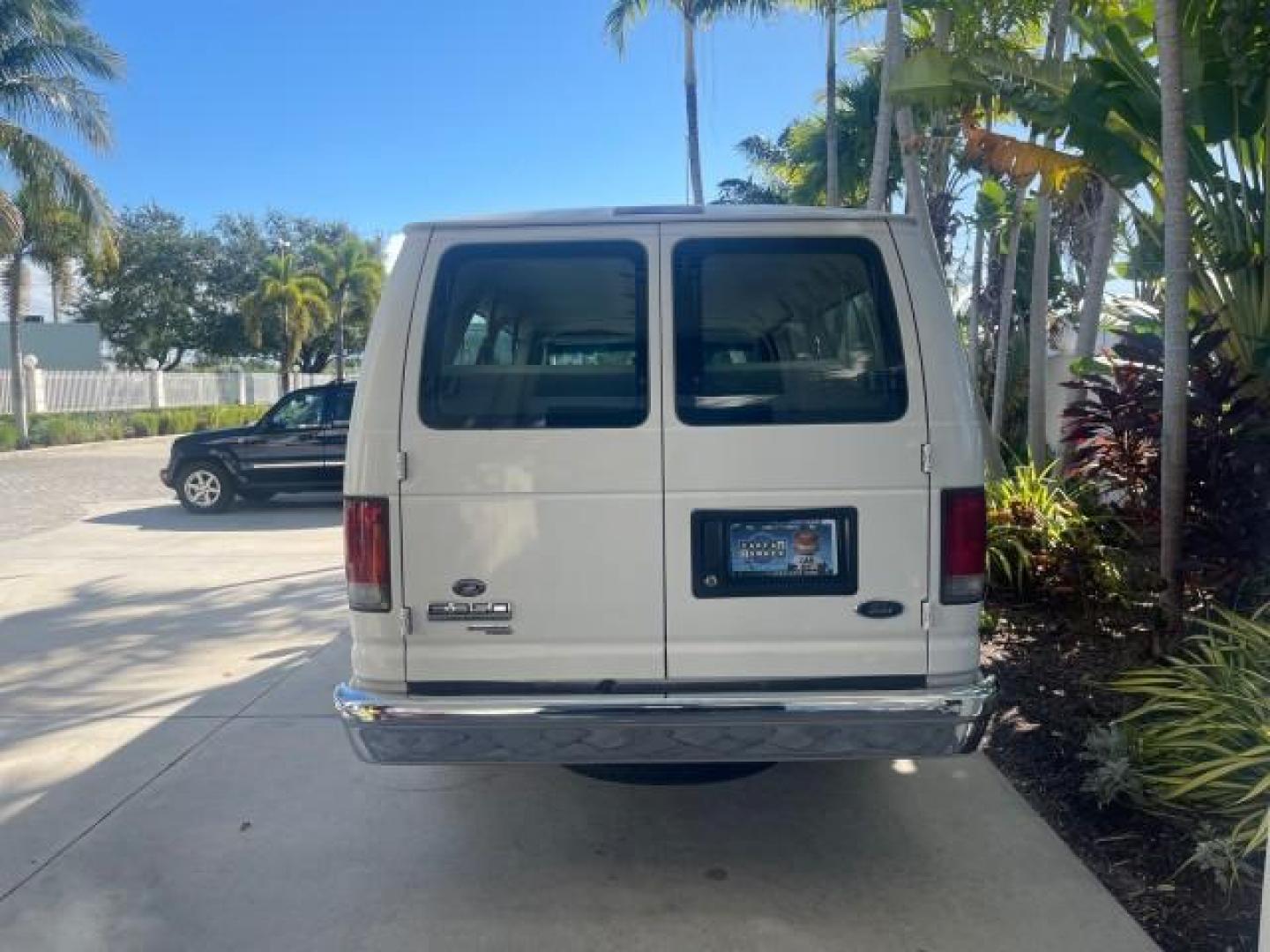 2006 Oxford White /Medium Flint Ford Econoline Wagon XLT LOW MILES 76,474 E350 15 PASS (1FBSS31L36H) with an 5.4L EFI V8 Engine engine, Automatic transmission, located at 4701 North Dixie Hwy, Pompano Beach, FL, 33064, (954) 422-2889, 26.240938, -80.123474 - OUR WEBPAGE FLORIDACARS1.COM HAS OVER 100 PHOTOS AND FREE CARFAX LINK 2006 FORD E-SERIES E-350 SD XLT 15 PASSENGER VAN NEW $29,805 VIN: 1FBSS31L36HA01462 1 F B S S 3 1 L 3 6 H A 0 1 4 6 2 VAN 5.4L V8 F GASOLINE REAR WHEEL DRIVE Features ABS Brakes Air Conditioning AM/FM Stereo Automatic Transmission - Photo#6