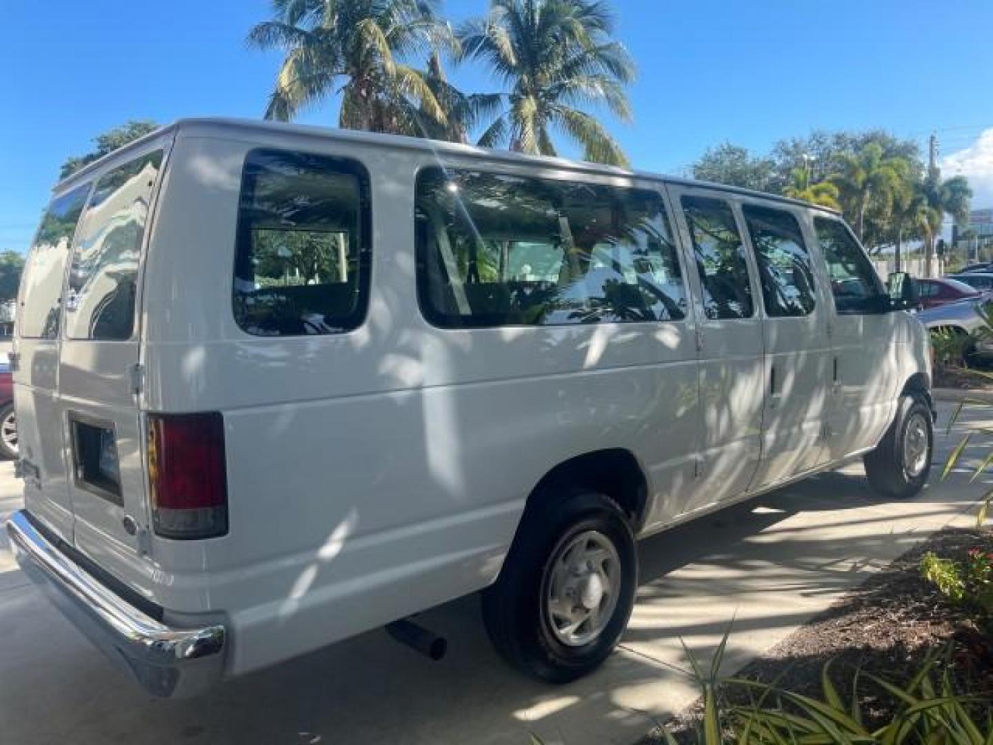 2006 Oxford White /Medium Flint Ford Econoline Wagon XLT LOW MILES 76,474 E350 15 PASS (1FBSS31L36H) with an 5.4L EFI V8 Engine engine, Automatic transmission, located at 4701 North Dixie Hwy, Pompano Beach, FL, 33064, (954) 422-2889, 26.240938, -80.123474 - OUR WEBPAGE FLORIDACARS1.COM HAS OVER 100 PHOTOS AND FREE CARFAX LINK 2006 FORD E-SERIES E-350 SD XLT 15 PASSENGER VAN NEW $29,805 VIN: 1FBSS31L36HA01462 1 F B S S 3 1 L 3 6 H A 0 1 4 6 2 VAN 5.4L V8 F GASOLINE REAR WHEEL DRIVE Features ABS Brakes Air Conditioning AM/FM Stereo Automatic Transmission - Photo#7