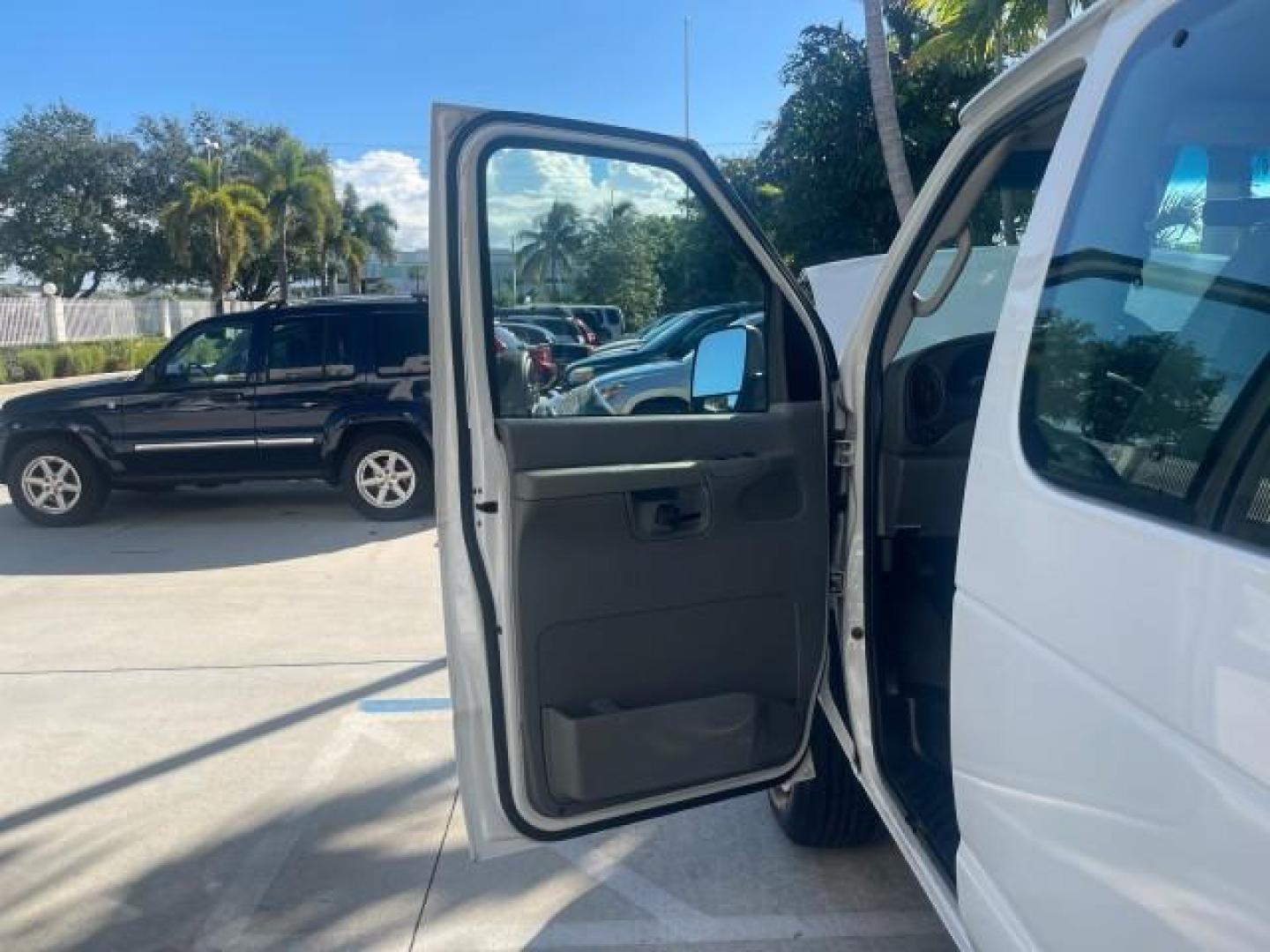 2006 Oxford White /Medium Flint Ford Econoline Wagon XLT LOW MILES 76,474 E350 15 PASS (1FBSS31L36H) with an 5.4L EFI V8 Engine engine, Automatic transmission, located at 4701 North Dixie Hwy, Pompano Beach, FL, 33064, (954) 422-2889, 26.240938, -80.123474 - OUR WEBPAGE FLORIDACARS1.COM HAS OVER 100 PHOTOS AND FREE CARFAX LINK 2006 FORD E-SERIES E-350 SD XLT 15 PASSENGER VAN NEW $29,805 VIN: 1FBSS31L36HA01462 1 F B S S 3 1 L 3 6 H A 0 1 4 6 2 VAN 5.4L V8 F GASOLINE REAR WHEEL DRIVE Features ABS Brakes Air Conditioning AM/FM Stereo Automatic Transmission - Photo#9
