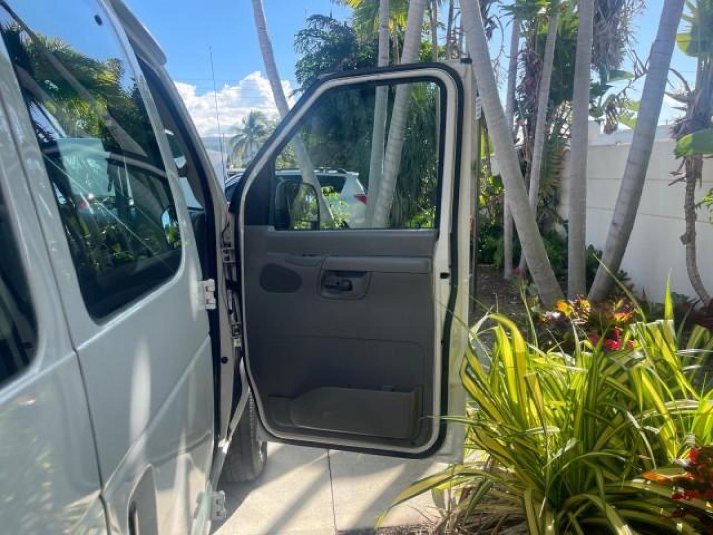 2006 Oxford White /Medium Flint Ford Econoline Wagon XLT LOW MILES 76,474 E350 15 PASS (1FBSS31L36H) with an 5.4L EFI V8 Engine engine, Automatic transmission, located at 4701 North Dixie Hwy, Pompano Beach, FL, 33064, (954) 422-2889, 26.240938, -80.123474 - OUR WEBPAGE FLORIDACARS1.COM HAS OVER 100 PHOTOS AND FREE CARFAX LINK 2006 FORD E-SERIES E-350 SD XLT 15 PASSENGER VAN NEW $29,805 VIN: 1FBSS31L36HA01462 1 F B S S 3 1 L 3 6 H A 0 1 4 6 2 VAN 5.4L V8 F GASOLINE REAR WHEEL DRIVE Features ABS Brakes Air Conditioning AM/FM Stereo Automatic Transmission - Photo#11