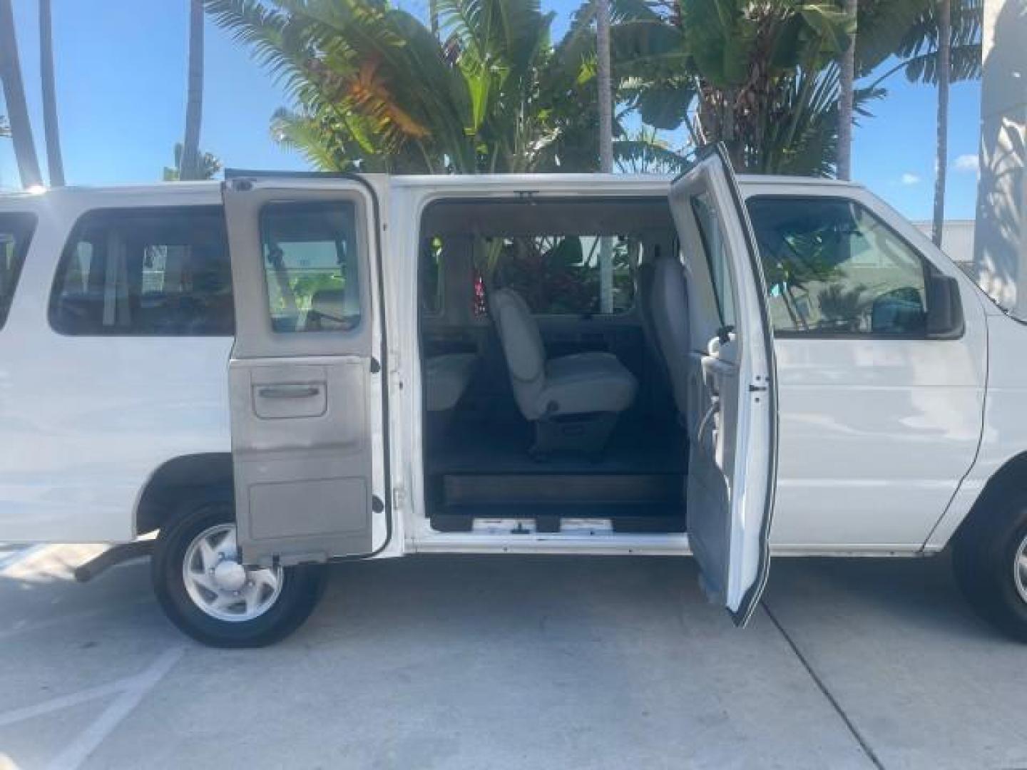 2006 Oxford White /Medium Flint Ford Econoline Wagon XLT LOW MILES 76,474 E350 15 PASS (1FBSS31L36H) with an 5.4L EFI V8 Engine engine, Automatic transmission, located at 4701 North Dixie Hwy, Pompano Beach, FL, 33064, (954) 422-2889, 26.240938, -80.123474 - OUR WEBPAGE FLORIDACARS1.COM HAS OVER 100 PHOTOS AND FREE CARFAX LINK 2006 FORD E-SERIES E-350 SD XLT 15 PASSENGER VAN NEW $29,805 VIN: 1FBSS31L36HA01462 1 F B S S 3 1 L 3 6 H A 0 1 4 6 2 VAN 5.4L V8 F GASOLINE REAR WHEEL DRIVE Features ABS Brakes Air Conditioning AM/FM Stereo Automatic Transmission - Photo#13