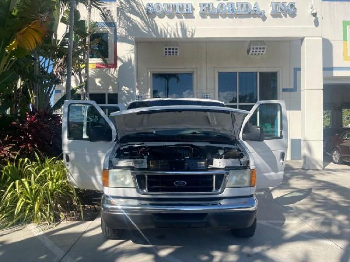 2006 Oxford White /Medium Flint Ford Econoline Wagon XLT LOW MILES 76,474 E350 15 PASS (1FBSS31L36H) with an 5.4L EFI V8 Engine engine, Automatic transmission, located at 4701 North Dixie Hwy, Pompano Beach, FL, 33064, (954) 422-2889, 26.240938, -80.123474 - OUR WEBPAGE FLORIDACARS1.COM HAS OVER 100 PHOTOS AND FREE CARFAX LINK 2006 FORD E-SERIES E-350 SD XLT 15 PASSENGER VAN NEW $29,805 VIN: 1FBSS31L36HA01462 1 F B S S 3 1 L 3 6 H A 0 1 4 6 2 VAN 5.4L V8 F GASOLINE REAR WHEEL DRIVE Features ABS Brakes Air Conditioning AM/FM Stereo Automatic Transmission - Photo#16