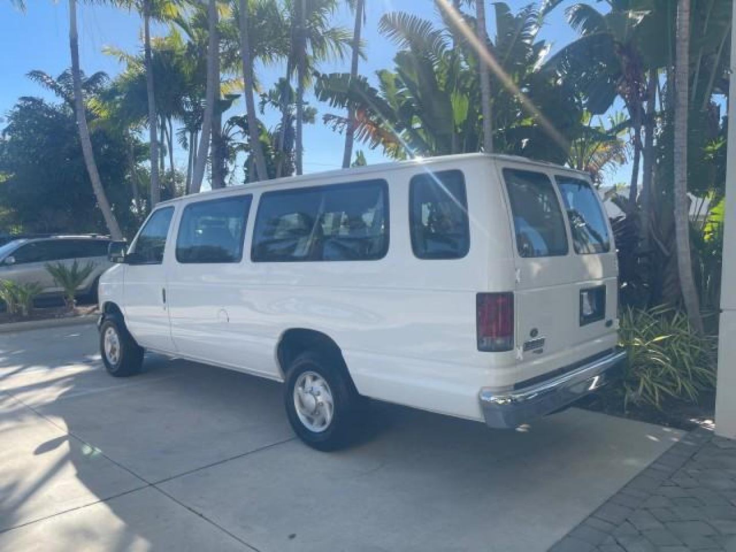 2006 Oxford White /Medium Flint Ford Econoline Wagon XLT LOW MILES 76,474 E350 15 PASS (1FBSS31L36H) with an 5.4L EFI V8 Engine engine, Automatic transmission, located at 4701 North Dixie Hwy, Pompano Beach, FL, 33064, (954) 422-2889, 26.240938, -80.123474 - OUR WEBPAGE FLORIDACARS1.COM HAS OVER 100 PHOTOS AND FREE CARFAX LINK 2006 FORD E-SERIES E-350 SD XLT 15 PASSENGER VAN NEW $29,805 VIN: 1FBSS31L36HA01462 1 F B S S 3 1 L 3 6 H A 0 1 4 6 2 VAN 5.4L V8 F GASOLINE REAR WHEEL DRIVE Features ABS Brakes Air Conditioning AM/FM Stereo Automatic Transmission - Photo#33