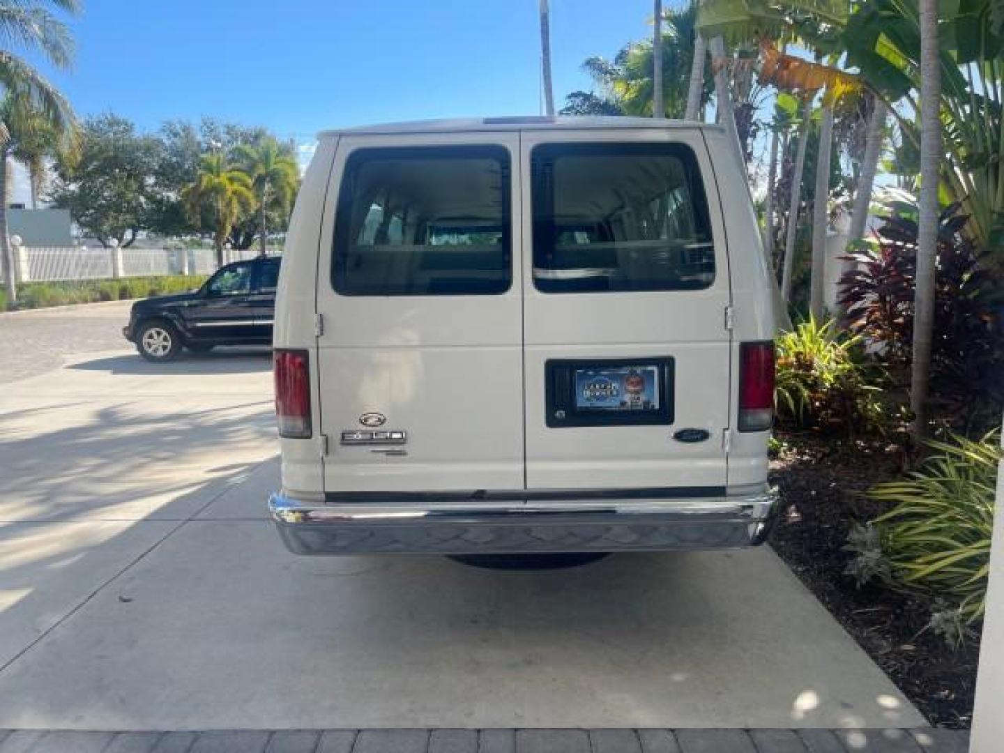 2006 Oxford White /Medium Flint Ford Econoline Wagon XLT LOW MILES 76,474 E350 15 PASS (1FBSS31L36H) with an 5.4L EFI V8 Engine engine, Automatic transmission, located at 4701 North Dixie Hwy, Pompano Beach, FL, 33064, (954) 422-2889, 26.240938, -80.123474 - OUR WEBPAGE FLORIDACARS1.COM HAS OVER 100 PHOTOS AND FREE CARFAX LINK 2006 FORD E-SERIES E-350 SD XLT 15 PASSENGER VAN NEW $29,805 VIN: 1FBSS31L36HA01462 1 F B S S 3 1 L 3 6 H A 0 1 4 6 2 VAN 5.4L V8 F GASOLINE REAR WHEEL DRIVE Features ABS Brakes Air Conditioning AM/FM Stereo Automatic Transmission - Photo#35