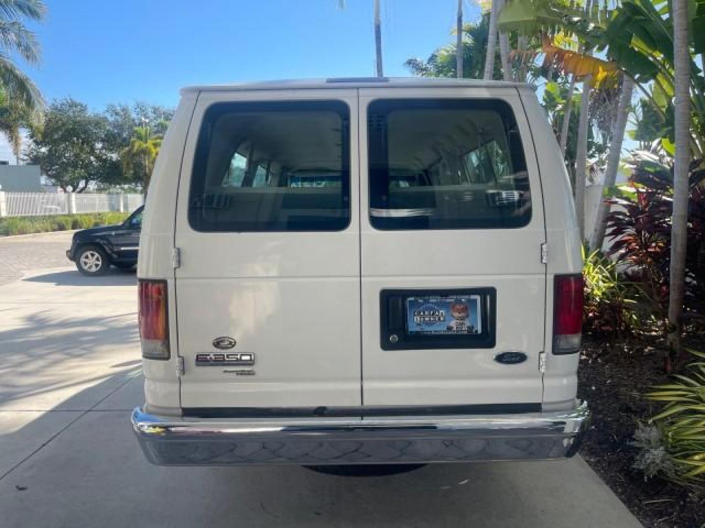 2006 Oxford White /Medium Flint Ford Econoline Wagon XLT LOW MILES 76,474 E350 15 PASS (1FBSS31L36H) with an 5.4L EFI V8 Engine engine, Automatic transmission, located at 4701 North Dixie Hwy, Pompano Beach, FL, 33064, (954) 422-2889, 26.240938, -80.123474 - OUR WEBPAGE FLORIDACARS1.COM HAS OVER 100 PHOTOS AND FREE CARFAX LINK 2006 FORD E-SERIES E-350 SD XLT 15 PASSENGER VAN NEW $29,805 VIN: 1FBSS31L36HA01462 1 F B S S 3 1 L 3 6 H A 0 1 4 6 2 VAN 5.4L V8 F GASOLINE REAR WHEEL DRIVE Features ABS Brakes Air Conditioning AM/FM Stereo Automatic Transmission - Photo#36