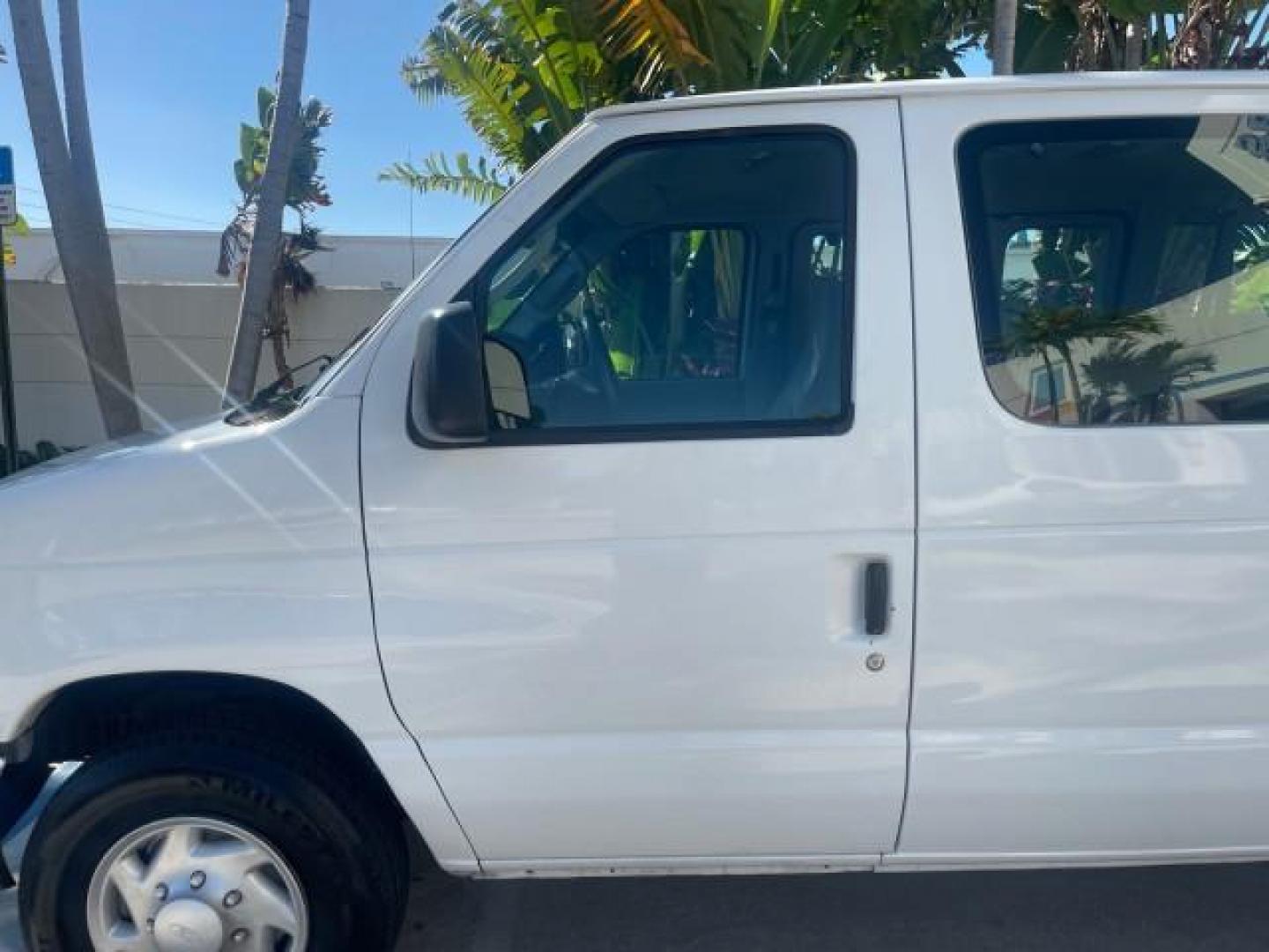 2006 Oxford White /Medium Flint Ford Econoline Wagon XLT LOW MILES 76,474 E350 15 PASS (1FBSS31L36H) with an 5.4L EFI V8 Engine engine, Automatic transmission, located at 4701 North Dixie Hwy, Pompano Beach, FL, 33064, (954) 422-2889, 26.240938, -80.123474 - OUR WEBPAGE FLORIDACARS1.COM HAS OVER 100 PHOTOS AND FREE CARFAX LINK 2006 FORD E-SERIES E-350 SD XLT 15 PASSENGER VAN NEW $29,805 VIN: 1FBSS31L36HA01462 1 F B S S 3 1 L 3 6 H A 0 1 4 6 2 VAN 5.4L V8 F GASOLINE REAR WHEEL DRIVE Features ABS Brakes Air Conditioning AM/FM Stereo Automatic Transmission - Photo#37