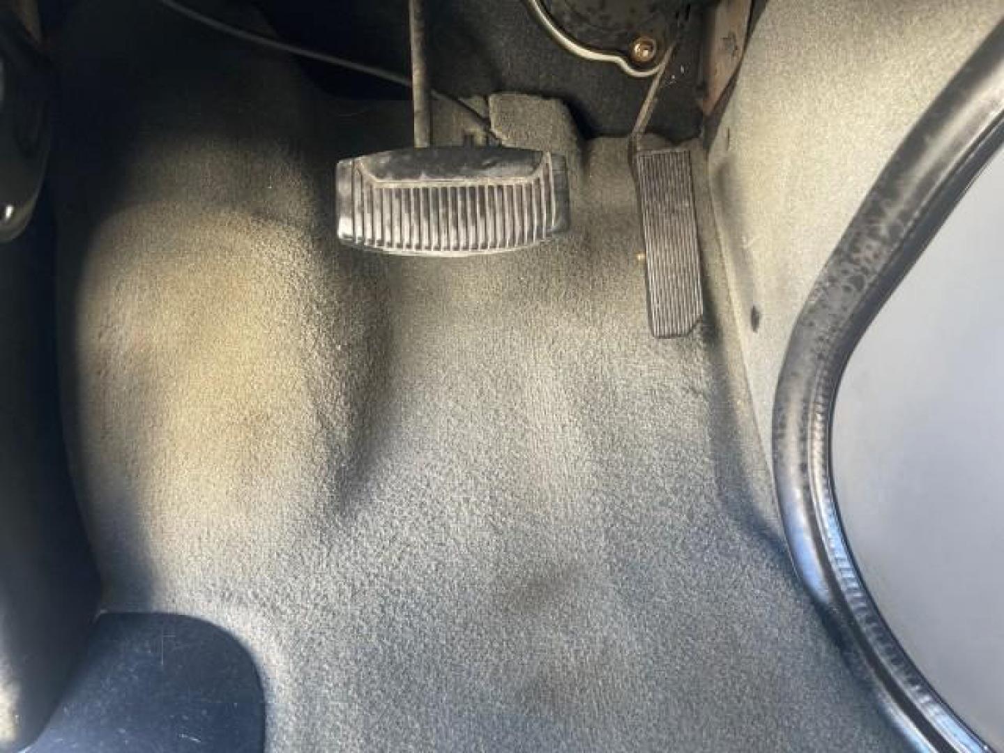 2006 Oxford White /Medium Flint Ford Econoline Wagon XLT LOW MILES 76,474 E350 15 PASS (1FBSS31L36H) with an 5.4L EFI V8 Engine engine, Automatic transmission, located at 4701 North Dixie Hwy, Pompano Beach, FL, 33064, (954) 422-2889, 26.240938, -80.123474 - OUR WEBPAGE FLORIDACARS1.COM HAS OVER 100 PHOTOS AND FREE CARFAX LINK 2006 FORD E-SERIES E-350 SD XLT 15 PASSENGER VAN NEW $29,805 VIN: 1FBSS31L36HA01462 1 F B S S 3 1 L 3 6 H A 0 1 4 6 2 VAN 5.4L V8 F GASOLINE REAR WHEEL DRIVE Features ABS Brakes Air Conditioning AM/FM Stereo Automatic Transmission - Photo#55