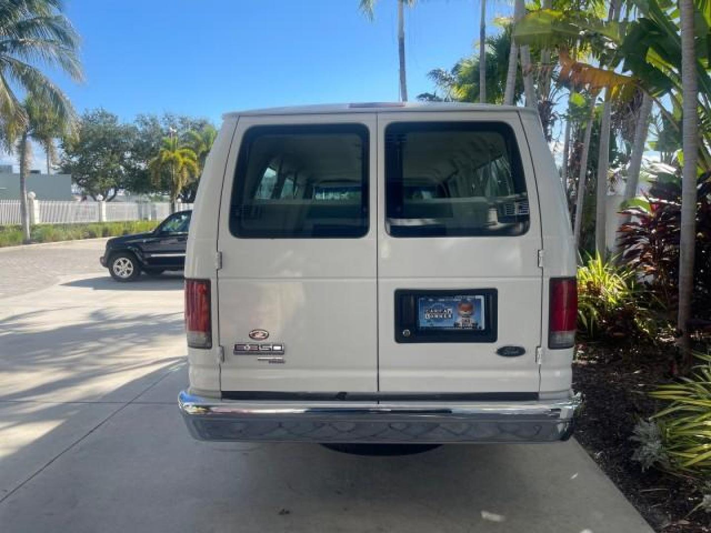 2006 Oxford White /Medium Flint Ford Econoline Wagon XLT LOW MILES 76,474 E350 15 PASS (1FBSS31L36H) with an 5.4L EFI V8 Engine engine, Automatic transmission, located at 4701 North Dixie Hwy, Pompano Beach, FL, 33064, (954) 422-2889, 26.240938, -80.123474 - OUR WEBPAGE FLORIDACARS1.COM HAS OVER 100 PHOTOS AND FREE CARFAX LINK 2006 FORD E-SERIES E-350 SD XLT 15 PASSENGER VAN NEW $29,805 VIN: 1FBSS31L36HA01462 1 F B S S 3 1 L 3 6 H A 0 1 4 6 2 VAN 5.4L V8 F GASOLINE REAR WHEEL DRIVE Features ABS Brakes Air Conditioning AM/FM Stereo Automatic Transmission - Photo#93