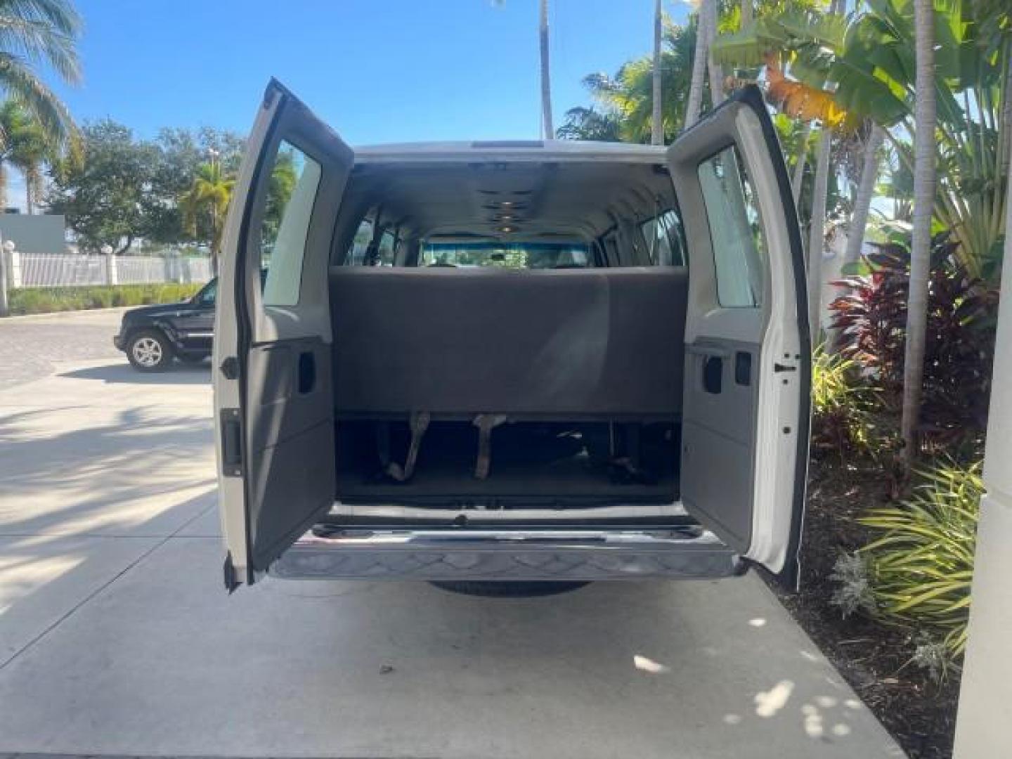 2006 Oxford White /Medium Flint Ford Econoline Wagon XLT LOW MILES 76,474 E350 15 PASS (1FBSS31L36H) with an 5.4L EFI V8 Engine engine, Automatic transmission, located at 4701 North Dixie Hwy, Pompano Beach, FL, 33064, (954) 422-2889, 26.240938, -80.123474 - OUR WEBPAGE FLORIDACARS1.COM HAS OVER 100 PHOTOS AND FREE CARFAX LINK 2006 FORD E-SERIES E-350 SD XLT 15 PASSENGER VAN NEW $29,805 VIN: 1FBSS31L36HA01462 1 F B S S 3 1 L 3 6 H A 0 1 4 6 2 VAN 5.4L V8 F GASOLINE REAR WHEEL DRIVE Features ABS Brakes Air Conditioning AM/FM Stereo Automatic Transmission - Photo#97