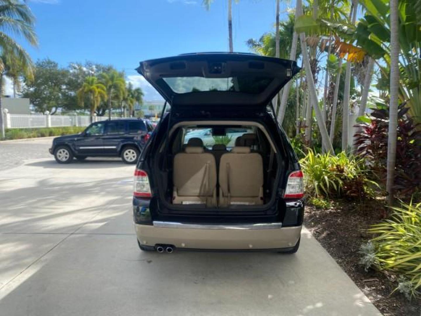 2008 Black /Camel Ford Taurus X Eddie Bauer LOW MILES 46,208 (1FMDK07W38G) with an 3.5L SMPI 24-Valve V6 Duratec Engine engine, Automatic transmission, located at 4701 North Dixie Hwy, Pompano Beach, FL, 33064, (954) 422-2889, 26.240938, -80.123474 - OUR WEBPAGE FLORIDACARS1.COM HAS OVER 100 PHOTOS AND FREE CARFAX LINK 2008 FORD TAURUS X EDDIE BAUER SUNROOF VIN: 1FMDK07W38GA10624 1 F M D K 0 7 W 3 8 G A 1 0 6 2 4 4 DOOR WAGON/SPORT UTILITY 3.5L V6 F GASOLINE FRONT WHEEL DRIVE Features ABS Brakes Air Conditioning Alloy Wheels AM/FM Stereo Automat - Photo#99