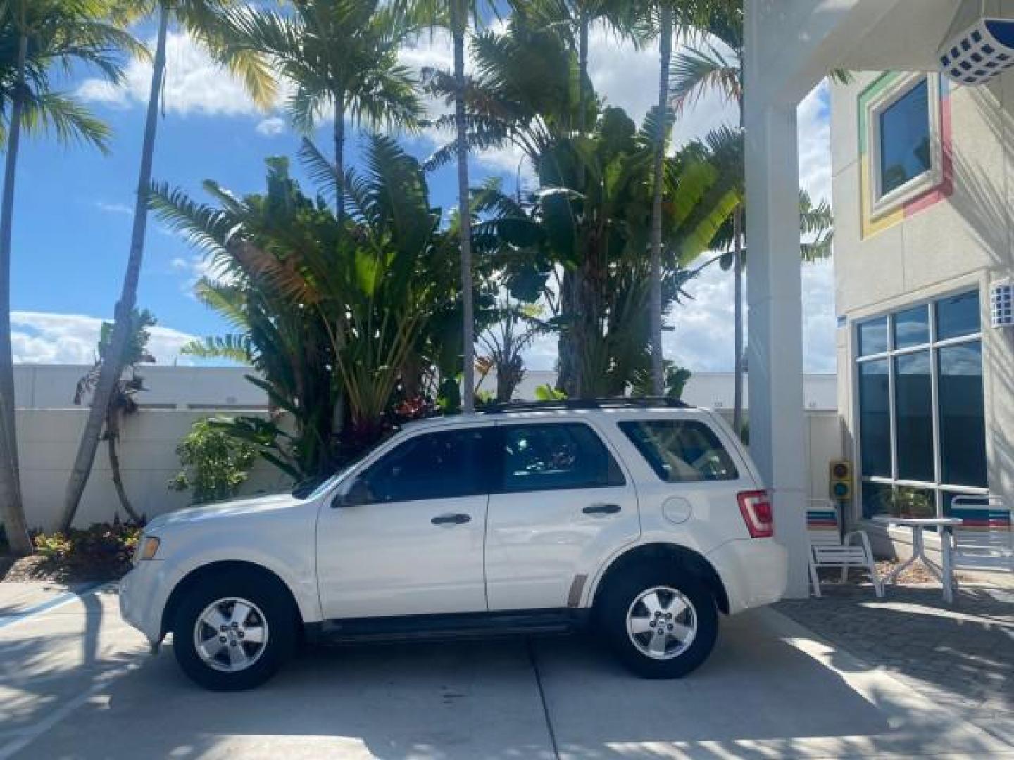 2011 Oxford White /Stone Ford Escape XLS LOW MILES 28,150 (1FMCU0C76BK) with an 2.5L I4 Duratec Engine engine, Automatic transmission, located at 4701 North Dixie Hwy, Pompano Beach, FL, 33064, (954) 422-2889, 26.240938, -80.123474 - OUR WEBPAGE FLORIDACARS1.COM HAS OVER 100 PHOTOS AND FREE CARFAX LINK 2011 FORD ESCAPE XLS VIN: 1FMCU0C76BKB57805 1 F M C U 0 C 7 6 B K B 5 7 8 0 5 4 DOOR WAGON/SPORT UTILITY 2.5L I4 F DOHC 16V GASOLINE FRONT WHEEL DRIVE Features ABS Brakes Air Conditioning Alloy Wheels AM/FM Stereo Automatic Transm - Photo#4