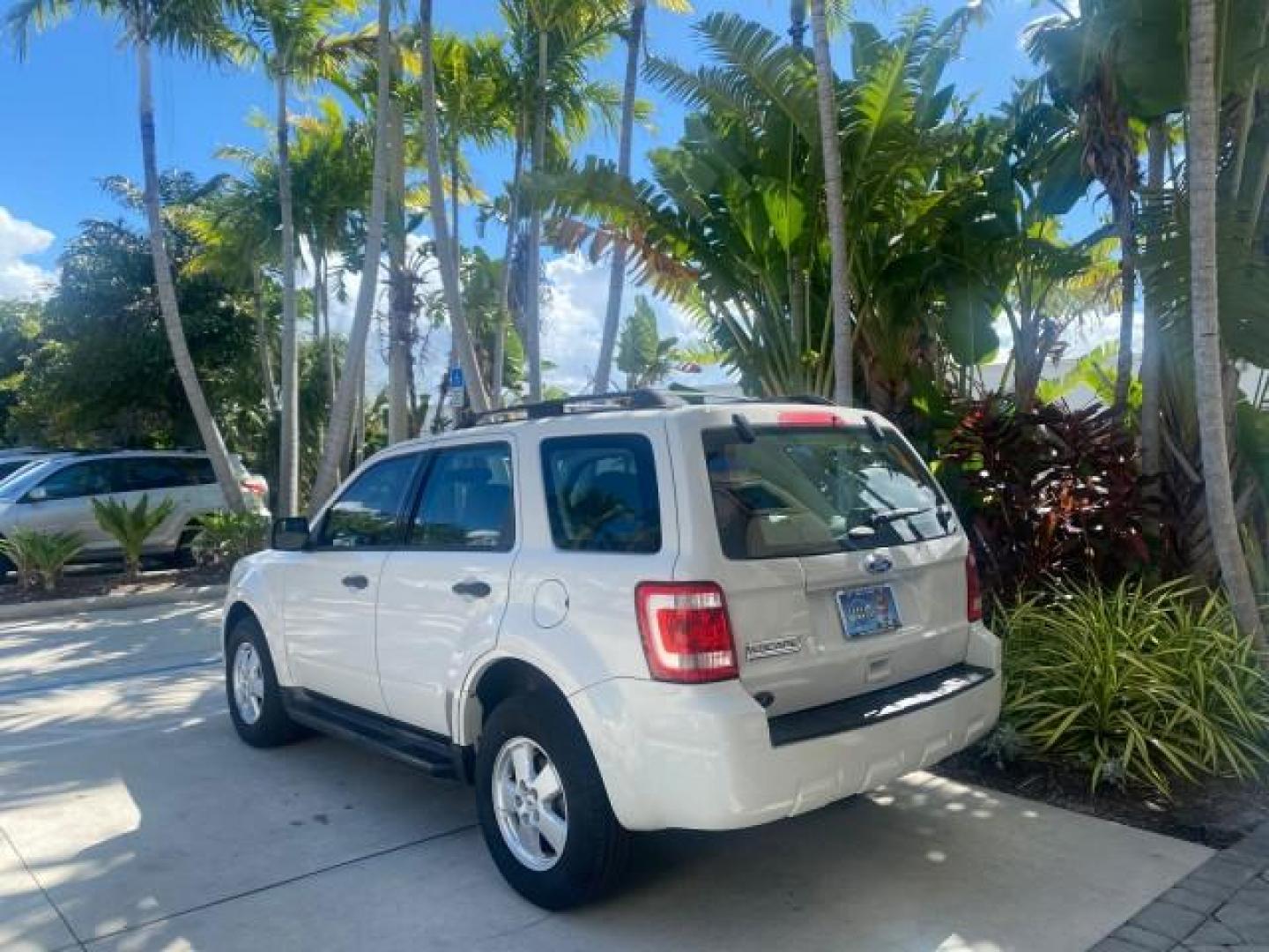 2011 Oxford White /Stone Ford Escape XLS LOW MILES 28,150 (1FMCU0C76BK) with an 2.5L I4 Duratec Engine engine, Automatic transmission, located at 4701 North Dixie Hwy, Pompano Beach, FL, 33064, (954) 422-2889, 26.240938, -80.123474 - OUR WEBPAGE FLORIDACARS1.COM HAS OVER 100 PHOTOS AND FREE CARFAX LINK 2011 FORD ESCAPE XLS VIN: 1FMCU0C76BKB57805 1 F M C U 0 C 7 6 B K B 5 7 8 0 5 4 DOOR WAGON/SPORT UTILITY 2.5L I4 F DOHC 16V GASOLINE FRONT WHEEL DRIVE Features ABS Brakes Air Conditioning Alloy Wheels AM/FM Stereo Automatic Transm - Photo#5