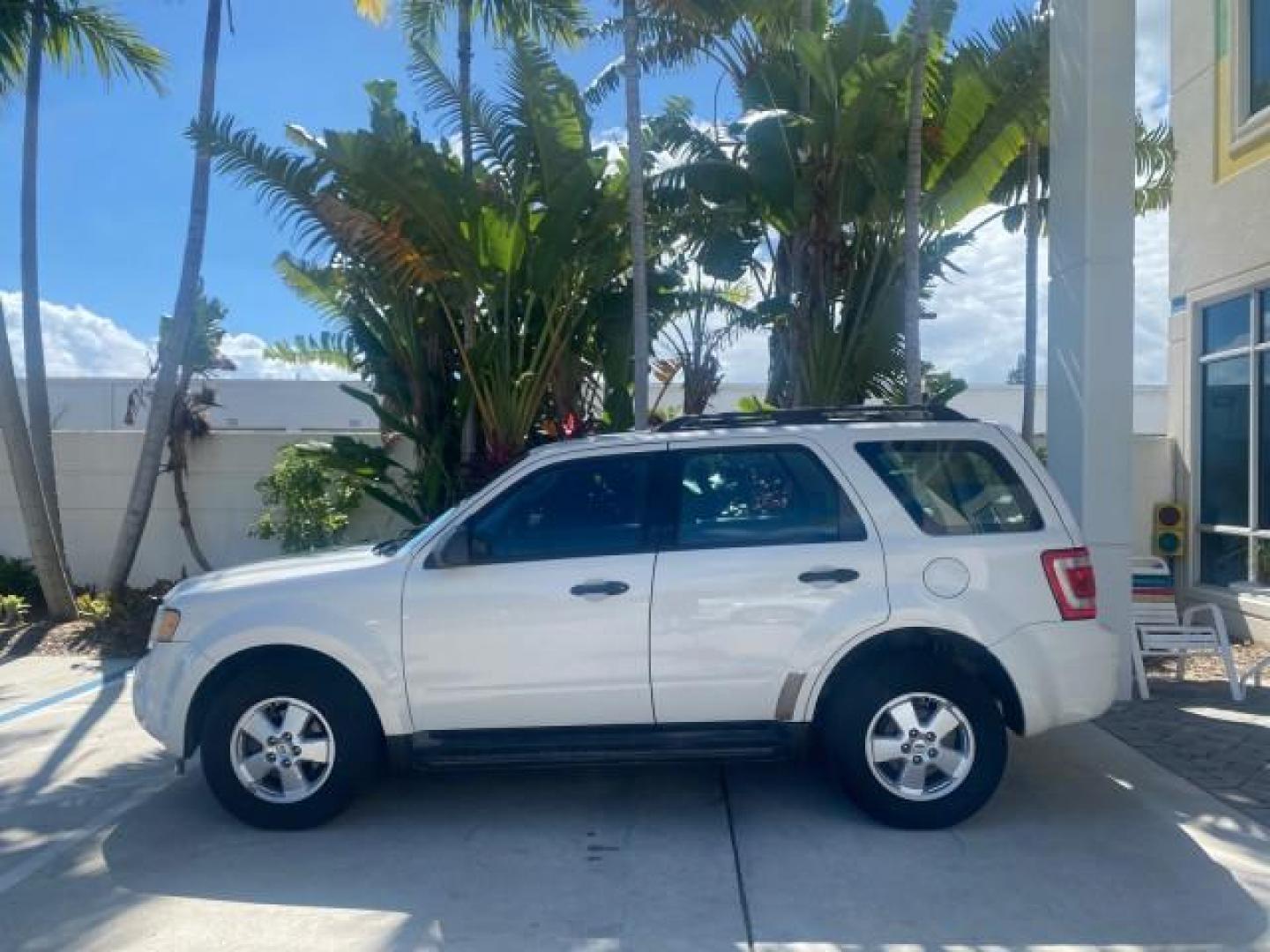 2011 Oxford White /Stone Ford Escape XLS LOW MILES 28,150 (1FMCU0C76BK) with an 2.5L I4 Duratec Engine engine, Automatic transmission, located at 4701 North Dixie Hwy, Pompano Beach, FL, 33064, (954) 422-2889, 26.240938, -80.123474 - OUR WEBPAGE FLORIDACARS1.COM HAS OVER 100 PHOTOS AND FREE CARFAX LINK 2011 FORD ESCAPE XLS VIN: 1FMCU0C76BKB57805 1 F M C U 0 C 7 6 B K B 5 7 8 0 5 4 DOOR WAGON/SPORT UTILITY 2.5L I4 F DOHC 16V GASOLINE FRONT WHEEL DRIVE Features ABS Brakes Air Conditioning Alloy Wheels AM/FM Stereo Automatic Transm - Photo#31