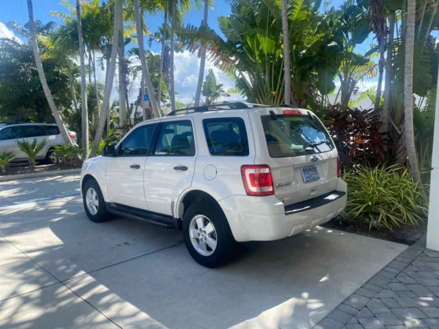 2011 Oxford White /Stone Ford Escape XLS LOW MILES 28,150 (1FMCU0C76BK) with an 2.5L I4 Duratec Engine engine, Automatic transmission, located at 4701 North Dixie Hwy, Pompano Beach, FL, 33064, (954) 422-2889, 26.240938, -80.123474 - OUR WEBPAGE FLORIDACARS1.COM HAS OVER 100 PHOTOS AND FREE CARFAX LINK 2011 FORD ESCAPE XLS VIN: 1FMCU0C76BKB57805 1 F M C U 0 C 7 6 B K B 5 7 8 0 5 4 DOOR WAGON/SPORT UTILITY 2.5L I4 F DOHC 16V GASOLINE FRONT WHEEL DRIVE Features ABS Brakes Air Conditioning Alloy Wheels AM/FM Stereo Automatic Transm - Photo#32