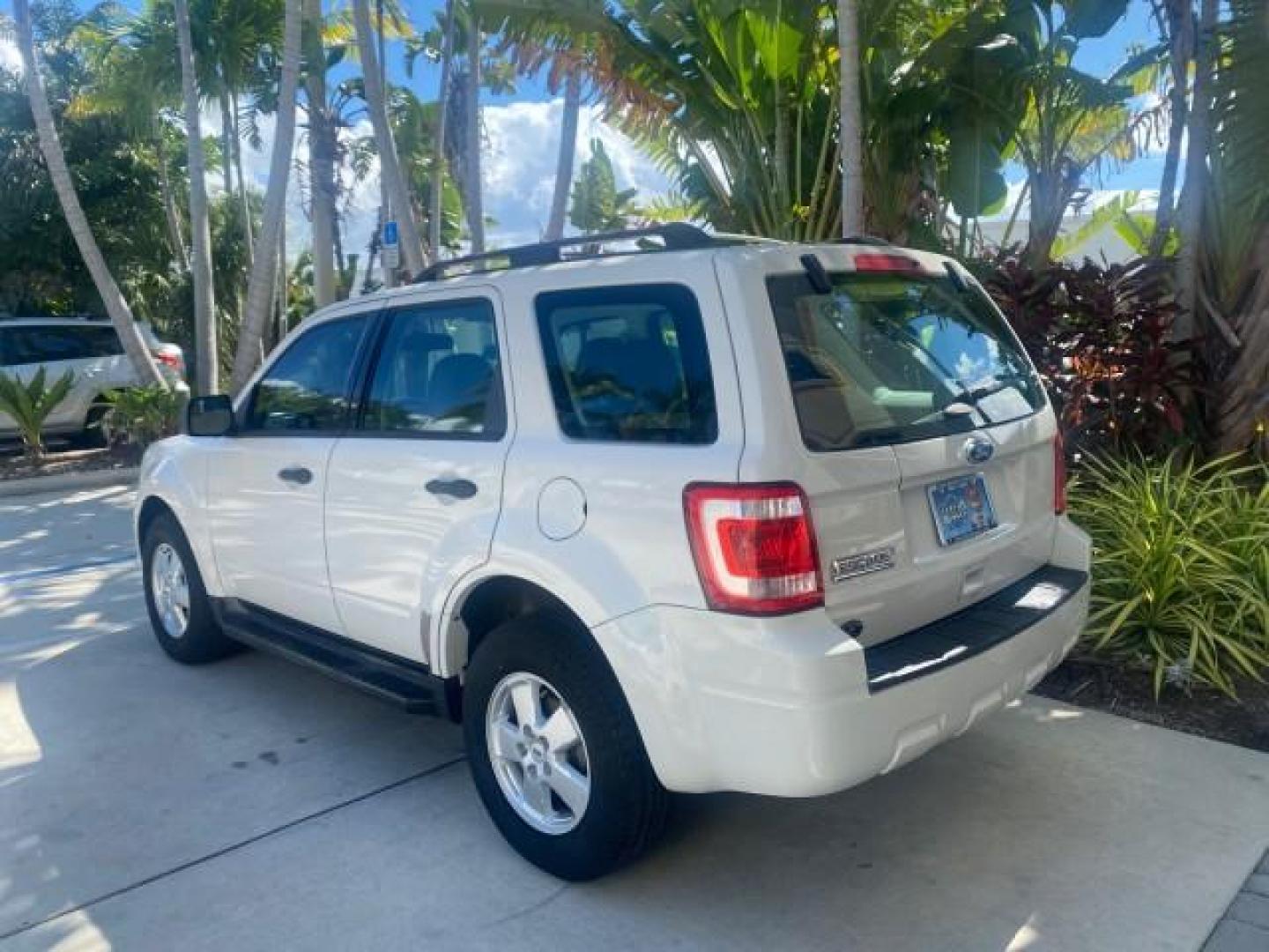 2011 Oxford White /Stone Ford Escape XLS LOW MILES 28,150 (1FMCU0C76BK) with an 2.5L I4 Duratec Engine engine, Automatic transmission, located at 4701 North Dixie Hwy, Pompano Beach, FL, 33064, (954) 422-2889, 26.240938, -80.123474 - OUR WEBPAGE FLORIDACARS1.COM HAS OVER 100 PHOTOS AND FREE CARFAX LINK 2011 FORD ESCAPE XLS VIN: 1FMCU0C76BKB57805 1 F M C U 0 C 7 6 B K B 5 7 8 0 5 4 DOOR WAGON/SPORT UTILITY 2.5L I4 F DOHC 16V GASOLINE FRONT WHEEL DRIVE Features ABS Brakes Air Conditioning Alloy Wheels AM/FM Stereo Automatic Transm - Photo#33