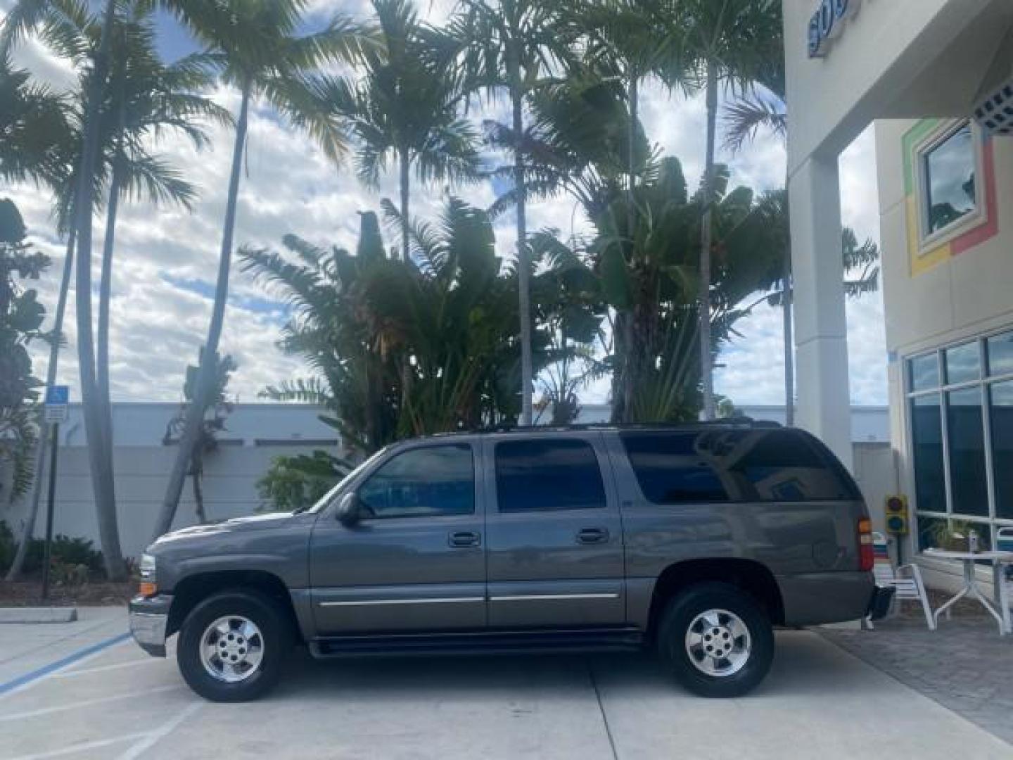 2002 Medium Charcoal Gray Metalli /Graphite/Medium Gray Chevrolet Suburban LT LOW MILES 60,399 1 OWNER (3GNEC16T32G) with an 5.3L Vortec 1000 SFI V8 Engine engine, Automatic transmission, located at 4701 North Dixie Hwy, Pompano Beach, FL, 33064, (954) 422-2889, 26.240938, -80.123474 - OUR WEBPAGE FLORIDACARS1.COM HAS OVER 100 PHOTOS AND FREE CARFAX LINK 2002 CHEVROLET SUBURBAN 1500 LT AUTORIDE VIN: 3GNEC16T32G235731 3 G N E C 1 6 T 3 2 G 2 3 5 7 3 1 4 DOOR WAGON/SPORT UTILITY 5.3L V8 F OHV GASOLINE REAR WHEEL DRIVE TOW PKG Features ABS Brakes Air Conditioning Alloy Wheels AM/FM S - Photo#4