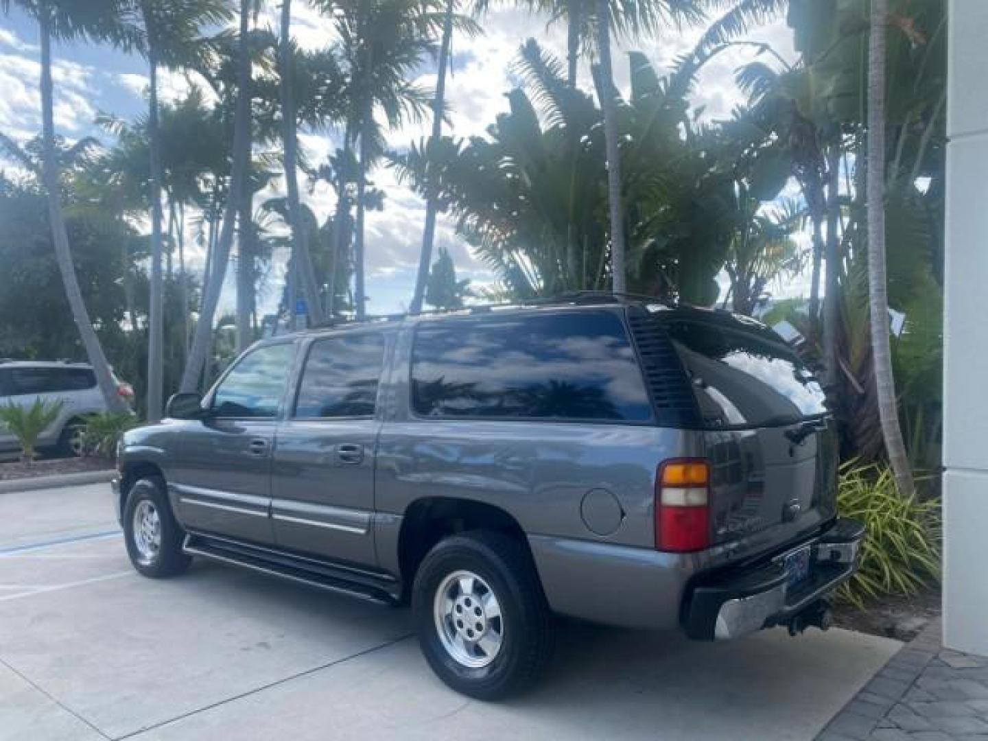 2002 Medium Charcoal Gray Metalli /Graphite/Medium Gray Chevrolet Suburban LT LOW MILES 60,399 1 OWNER (3GNEC16T32G) with an 5.3L Vortec 1000 SFI V8 Engine engine, Automatic transmission, located at 4701 North Dixie Hwy, Pompano Beach, FL, 33064, (954) 422-2889, 26.240938, -80.123474 - OUR WEBPAGE FLORIDACARS1.COM HAS OVER 100 PHOTOS AND FREE CARFAX LINK 2002 CHEVROLET SUBURBAN 1500 LT AUTORIDE VIN: 3GNEC16T32G235731 3 G N E C 1 6 T 3 2 G 2 3 5 7 3 1 4 DOOR WAGON/SPORT UTILITY 5.3L V8 F OHV GASOLINE REAR WHEEL DRIVE TOW PKG Features ABS Brakes Air Conditioning Alloy Wheels AM/FM S - Photo#5