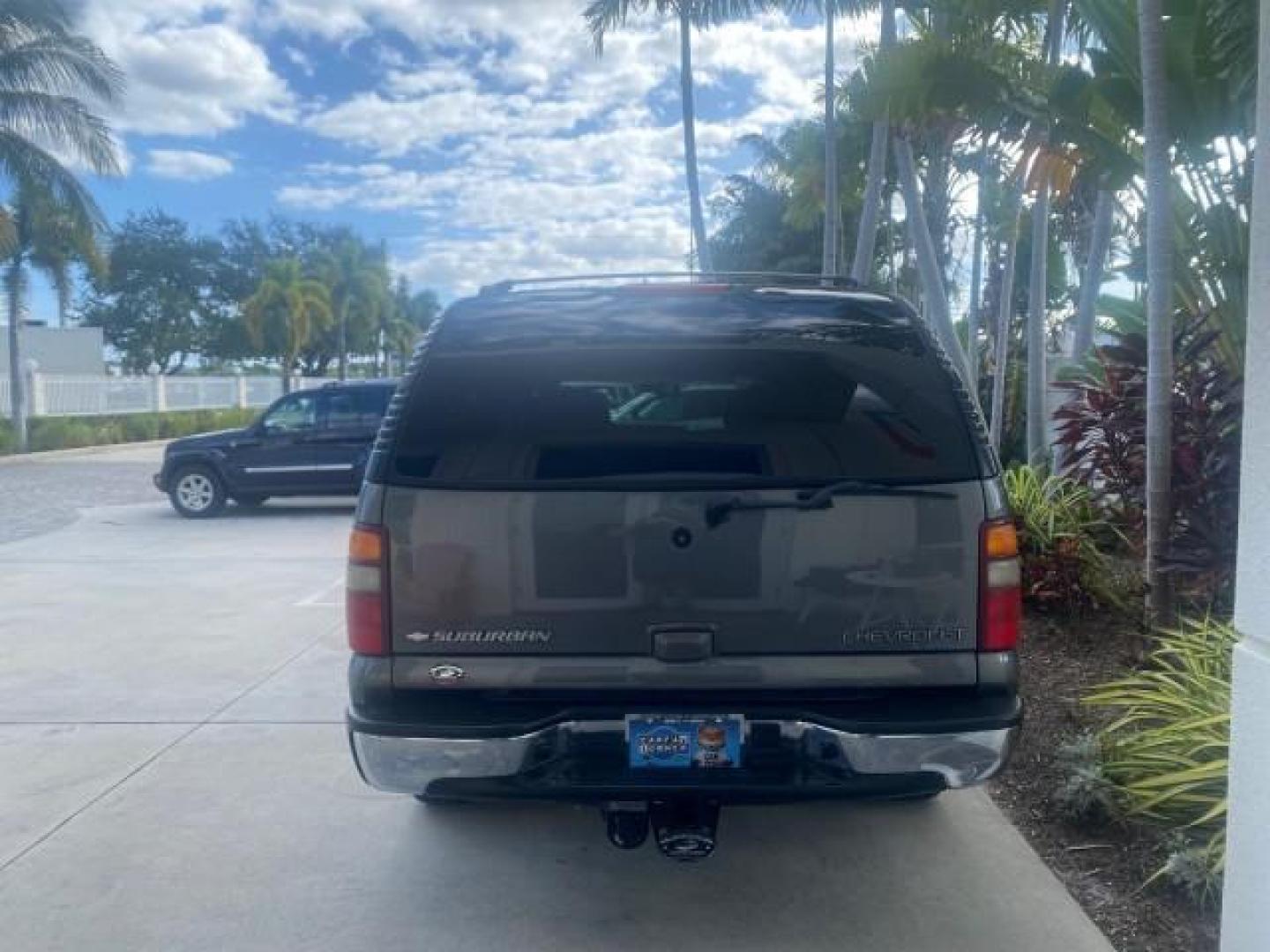 2002 Medium Charcoal Gray Metalli /Graphite/Medium Gray Chevrolet Suburban LT LOW MILES 60,399 1 OWNER (3GNEC16T32G) with an 5.3L Vortec 1000 SFI V8 Engine engine, Automatic transmission, located at 4701 North Dixie Hwy, Pompano Beach, FL, 33064, (954) 422-2889, 26.240938, -80.123474 - OUR WEBPAGE FLORIDACARS1.COM HAS OVER 100 PHOTOS AND FREE CARFAX LINK 2002 CHEVROLET SUBURBAN 1500 LT AUTORIDE VIN: 3GNEC16T32G235731 3 G N E C 1 6 T 3 2 G 2 3 5 7 3 1 4 DOOR WAGON/SPORT UTILITY 5.3L V8 F OHV GASOLINE REAR WHEEL DRIVE TOW PKG Features ABS Brakes Air Conditioning Alloy Wheels AM/FM S - Photo#6