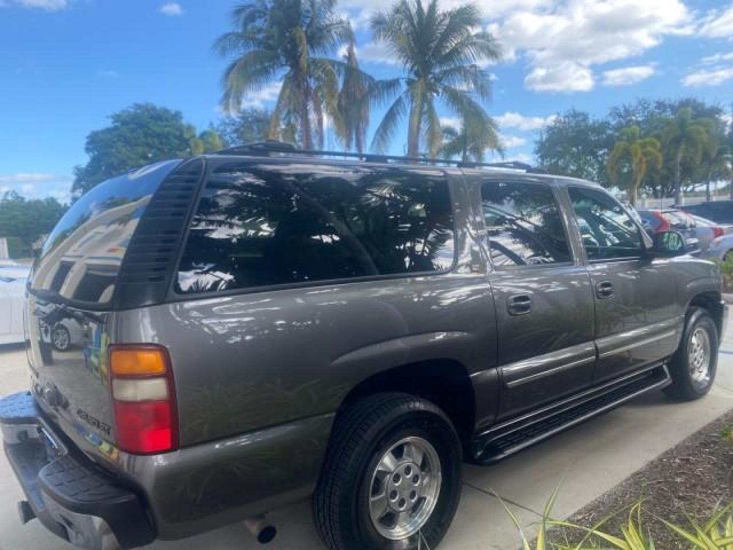 2002 Medium Charcoal Gray Metalli /Graphite/Medium Gray Chevrolet Suburban LT LOW MILES 60,399 1 OWNER (3GNEC16T32G) with an 5.3L Vortec 1000 SFI V8 Engine engine, Automatic transmission, located at 4701 North Dixie Hwy, Pompano Beach, FL, 33064, (954) 422-2889, 26.240938, -80.123474 - OUR WEBPAGE FLORIDACARS1.COM HAS OVER 100 PHOTOS AND FREE CARFAX LINK 2002 CHEVROLET SUBURBAN 1500 LT AUTORIDE VIN: 3GNEC16T32G235731 3 G N E C 1 6 T 3 2 G 2 3 5 7 3 1 4 DOOR WAGON/SPORT UTILITY 5.3L V8 F OHV GASOLINE REAR WHEEL DRIVE TOW PKG Features ABS Brakes Air Conditioning Alloy Wheels AM/FM S - Photo#7