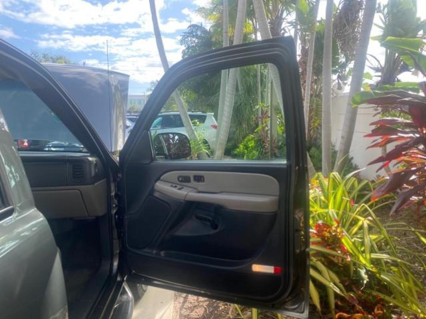 2002 Medium Charcoal Gray Metalli /Graphite/Medium Gray Chevrolet Suburban LT LOW MILES 60,399 1 OWNER (3GNEC16T32G) with an 5.3L Vortec 1000 SFI V8 Engine engine, Automatic transmission, located at 4701 North Dixie Hwy, Pompano Beach, FL, 33064, (954) 422-2889, 26.240938, -80.123474 - OUR WEBPAGE FLORIDACARS1.COM HAS OVER 100 PHOTOS AND FREE CARFAX LINK 2002 CHEVROLET SUBURBAN 1500 LT AUTORIDE VIN: 3GNEC16T32G235731 3 G N E C 1 6 T 3 2 G 2 3 5 7 3 1 4 DOOR WAGON/SPORT UTILITY 5.3L V8 F OHV GASOLINE REAR WHEEL DRIVE TOW PKG Features ABS Brakes Air Conditioning Alloy Wheels AM/FM S - Photo#11