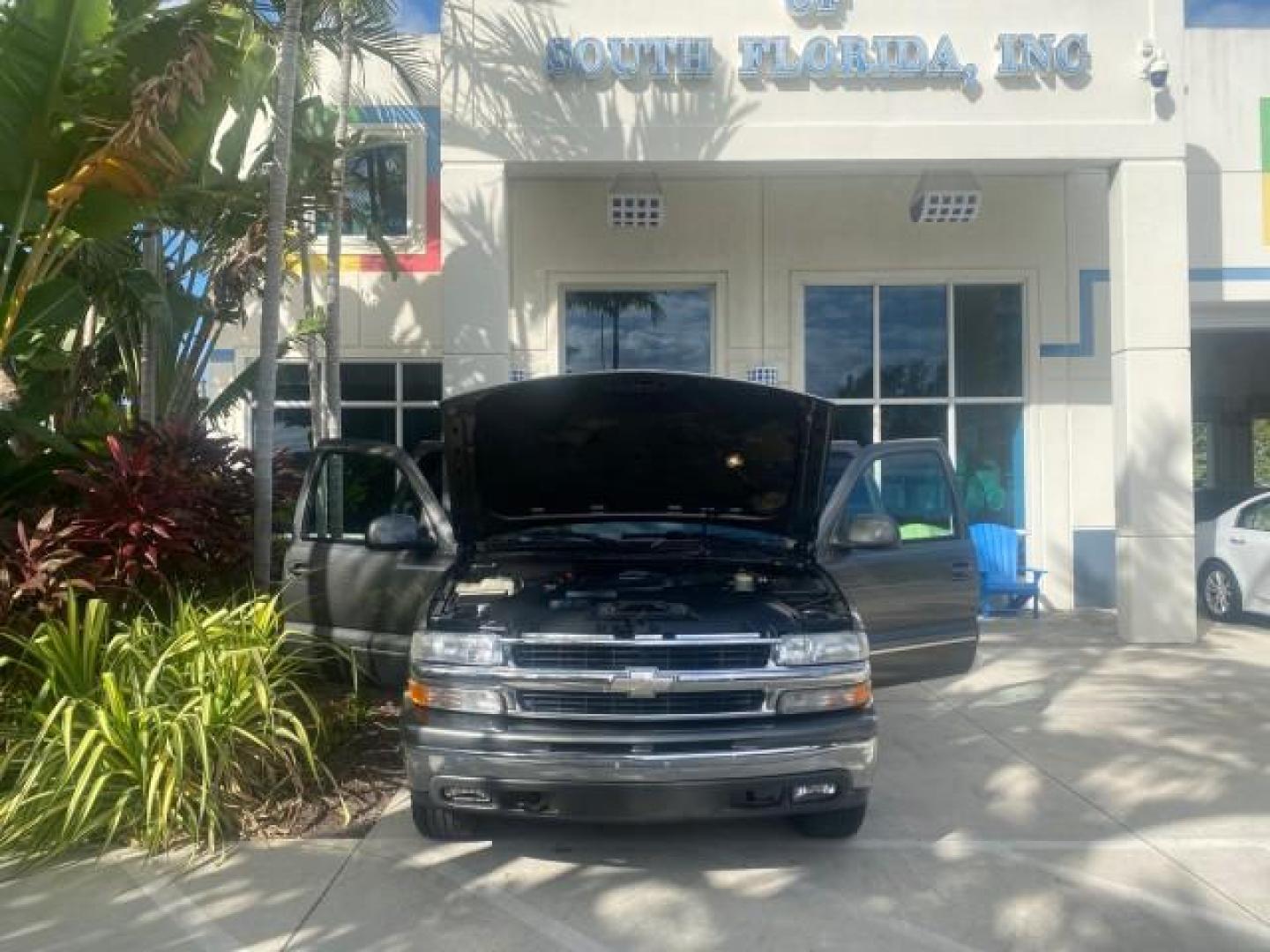 2002 Medium Charcoal Gray Metalli /Graphite/Medium Gray Chevrolet Suburban LT LOW MILES 60,399 1 OWNER (3GNEC16T32G) with an 5.3L Vortec 1000 SFI V8 Engine engine, Automatic transmission, located at 4701 North Dixie Hwy, Pompano Beach, FL, 33064, (954) 422-2889, 26.240938, -80.123474 - OUR WEBPAGE FLORIDACARS1.COM HAS OVER 100 PHOTOS AND FREE CARFAX LINK 2002 CHEVROLET SUBURBAN 1500 LT AUTORIDE VIN: 3GNEC16T32G235731 3 G N E C 1 6 T 3 2 G 2 3 5 7 3 1 4 DOOR WAGON/SPORT UTILITY 5.3L V8 F OHV GASOLINE REAR WHEEL DRIVE TOW PKG Features ABS Brakes Air Conditioning Alloy Wheels AM/FM S - Photo#16