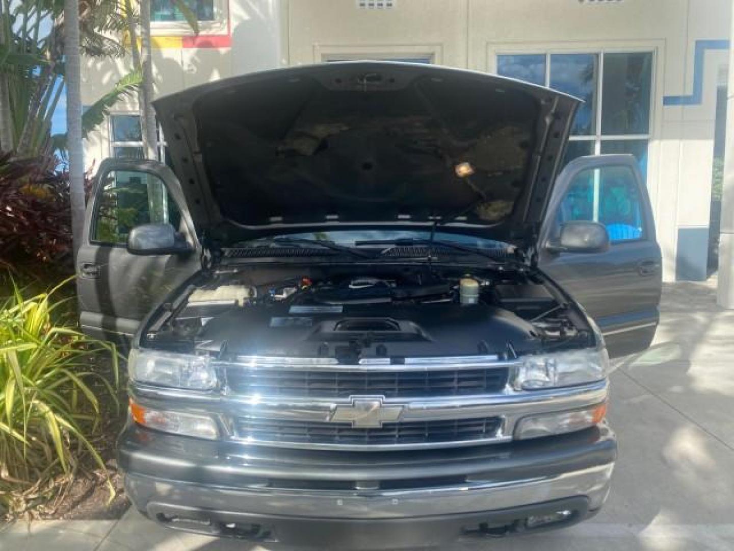 2002 Medium Charcoal Gray Metalli /Graphite/Medium Gray Chevrolet Suburban LT LOW MILES 60,399 1 OWNER (3GNEC16T32G) with an 5.3L Vortec 1000 SFI V8 Engine engine, Automatic transmission, located at 4701 North Dixie Hwy, Pompano Beach, FL, 33064, (954) 422-2889, 26.240938, -80.123474 - OUR WEBPAGE FLORIDACARS1.COM HAS OVER 100 PHOTOS AND FREE CARFAX LINK 2002 CHEVROLET SUBURBAN 1500 LT AUTORIDE VIN: 3GNEC16T32G235731 3 G N E C 1 6 T 3 2 G 2 3 5 7 3 1 4 DOOR WAGON/SPORT UTILITY 5.3L V8 F OHV GASOLINE REAR WHEEL DRIVE TOW PKG Features ABS Brakes Air Conditioning Alloy Wheels AM/FM S - Photo#17