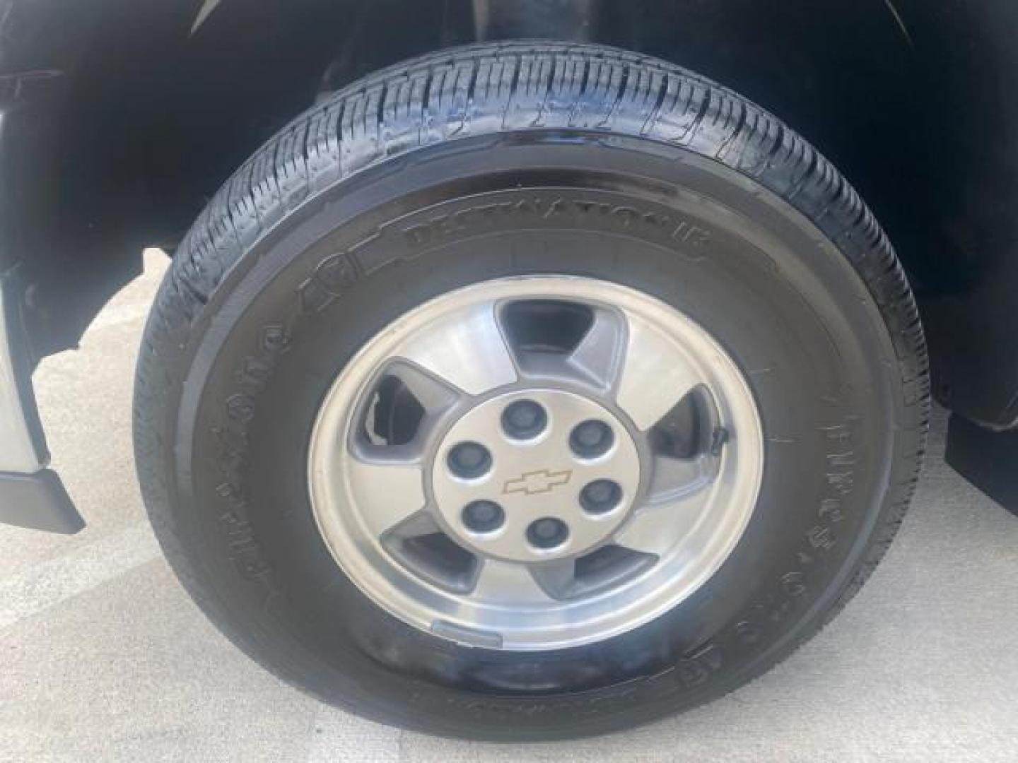 2002 Medium Charcoal Gray Metalli /Graphite/Medium Gray Chevrolet Suburban LT LOW MILES 60,399 1 OWNER (3GNEC16T32G) with an 5.3L Vortec 1000 SFI V8 Engine engine, Automatic transmission, located at 4701 North Dixie Hwy, Pompano Beach, FL, 33064, (954) 422-2889, 26.240938, -80.123474 - OUR WEBPAGE FLORIDACARS1.COM HAS OVER 100 PHOTOS AND FREE CARFAX LINK 2002 CHEVROLET SUBURBAN 1500 LT AUTORIDE VIN: 3GNEC16T32G235731 3 G N E C 1 6 T 3 2 G 2 3 5 7 3 1 4 DOOR WAGON/SPORT UTILITY 5.3L V8 F OHV GASOLINE REAR WHEEL DRIVE TOW PKG Features ABS Brakes Air Conditioning Alloy Wheels AM/FM S - Photo#19