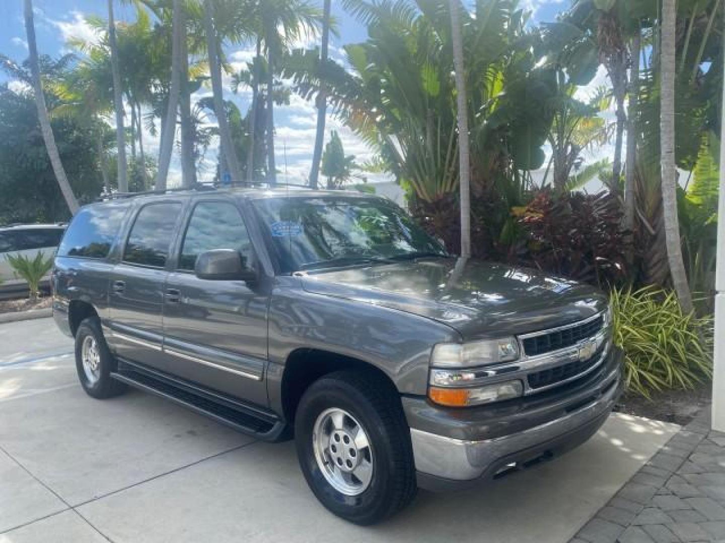 2002 Medium Charcoal Gray Metalli /Graphite/Medium Gray Chevrolet Suburban LT LOW MILES 60,399 1 OWNER (3GNEC16T32G) with an 5.3L Vortec 1000 SFI V8 Engine engine, Automatic transmission, located at 4701 North Dixie Hwy, Pompano Beach, FL, 33064, (954) 422-2889, 26.240938, -80.123474 - OUR WEBPAGE FLORIDACARS1.COM HAS OVER 100 PHOTOS AND FREE CARFAX LINK 2002 CHEVROLET SUBURBAN 1500 LT AUTORIDE VIN: 3GNEC16T32G235731 3 G N E C 1 6 T 3 2 G 2 3 5 7 3 1 4 DOOR WAGON/SPORT UTILITY 5.3L V8 F OHV GASOLINE REAR WHEEL DRIVE TOW PKG Features ABS Brakes Air Conditioning Alloy Wheels AM/FM S - Photo#24