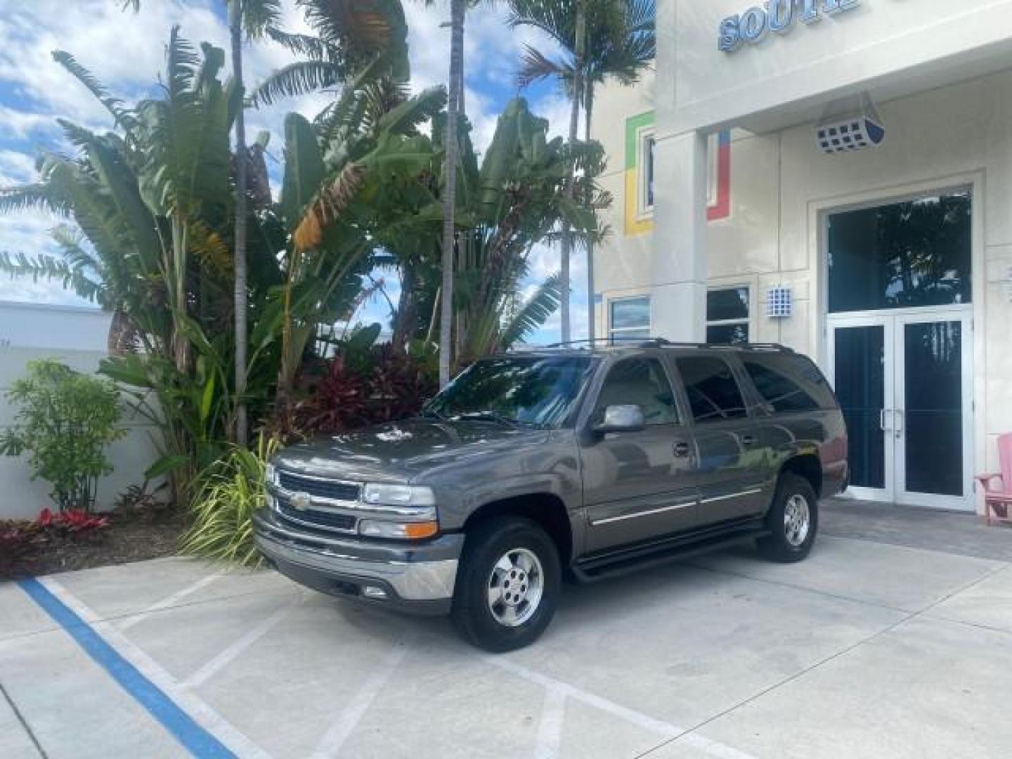 2002 Medium Charcoal Gray Metalli /Graphite/Medium Gray Chevrolet Suburban LT LOW MILES 60,399 1 OWNER (3GNEC16T32G) with an 5.3L Vortec 1000 SFI V8 Engine engine, Automatic transmission, located at 4701 North Dixie Hwy, Pompano Beach, FL, 33064, (954) 422-2889, 26.240938, -80.123474 - OUR WEBPAGE FLORIDACARS1.COM HAS OVER 100 PHOTOS AND FREE CARFAX LINK 2002 CHEVROLET SUBURBAN 1500 LT AUTORIDE VIN: 3GNEC16T32G235731 3 G N E C 1 6 T 3 2 G 2 3 5 7 3 1 4 DOOR WAGON/SPORT UTILITY 5.3L V8 F OHV GASOLINE REAR WHEEL DRIVE TOW PKG Features ABS Brakes Air Conditioning Alloy Wheels AM/FM S - Photo#29