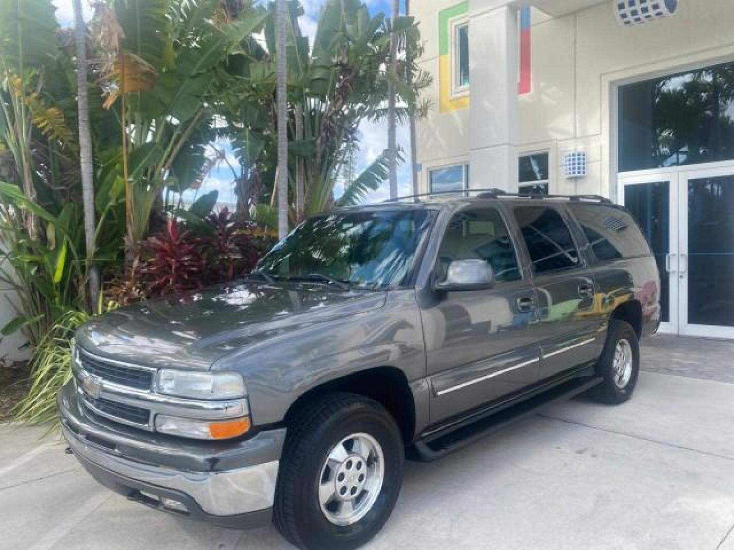 2002 Medium Charcoal Gray Metalli /Graphite/Medium Gray Chevrolet Suburban LT LOW MILES 60,399 1 OWNER (3GNEC16T32G) with an 5.3L Vortec 1000 SFI V8 Engine engine, Automatic transmission, located at 4701 North Dixie Hwy, Pompano Beach, FL, 33064, (954) 422-2889, 26.240938, -80.123474 - OUR WEBPAGE FLORIDACARS1.COM HAS OVER 100 PHOTOS AND FREE CARFAX LINK 2002 CHEVROLET SUBURBAN 1500 LT AUTORIDE VIN: 3GNEC16T32G235731 3 G N E C 1 6 T 3 2 G 2 3 5 7 3 1 4 DOOR WAGON/SPORT UTILITY 5.3L V8 F OHV GASOLINE REAR WHEEL DRIVE TOW PKG Features ABS Brakes Air Conditioning Alloy Wheels AM/FM S - Photo#30