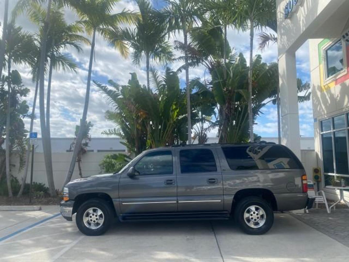 2002 Medium Charcoal Gray Metalli /Graphite/Medium Gray Chevrolet Suburban LT LOW MILES 60,399 1 OWNER (3GNEC16T32G) with an 5.3L Vortec 1000 SFI V8 Engine engine, Automatic transmission, located at 4701 North Dixie Hwy, Pompano Beach, FL, 33064, (954) 422-2889, 26.240938, -80.123474 - OUR WEBPAGE FLORIDACARS1.COM HAS OVER 100 PHOTOS AND FREE CARFAX LINK 2002 CHEVROLET SUBURBAN 1500 LT AUTORIDE VIN: 3GNEC16T32G235731 3 G N E C 1 6 T 3 2 G 2 3 5 7 3 1 4 DOOR WAGON/SPORT UTILITY 5.3L V8 F OHV GASOLINE REAR WHEEL DRIVE TOW PKG Features ABS Brakes Air Conditioning Alloy Wheels AM/FM S - Photo#31