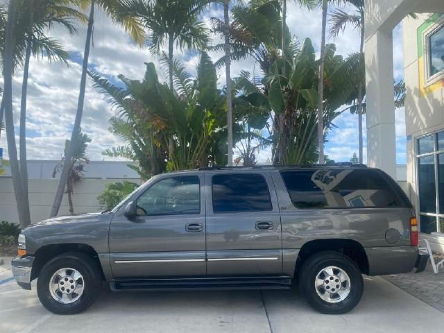 2002 Medium Charcoal Gray Metalli /Graphite/Medium Gray Chevrolet Suburban LT LOW MILES 60,399 1 OWNER (3GNEC16T32G) with an 5.3L Vortec 1000 SFI V8 Engine engine, Automatic transmission, located at 4701 North Dixie Hwy, Pompano Beach, FL, 33064, (954) 422-2889, 26.240938, -80.123474 - OUR WEBPAGE FLORIDACARS1.COM HAS OVER 100 PHOTOS AND FREE CARFAX LINK 2002 CHEVROLET SUBURBAN 1500 LT AUTORIDE VIN: 3GNEC16T32G235731 3 G N E C 1 6 T 3 2 G 2 3 5 7 3 1 4 DOOR WAGON/SPORT UTILITY 5.3L V8 F OHV GASOLINE REAR WHEEL DRIVE TOW PKG Features ABS Brakes Air Conditioning Alloy Wheels AM/FM S - Photo#32