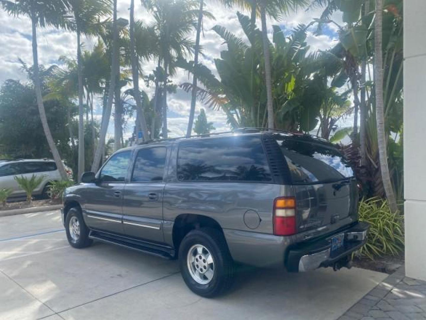 2002 Medium Charcoal Gray Metalli /Graphite/Medium Gray Chevrolet Suburban LT LOW MILES 60,399 1 OWNER (3GNEC16T32G) with an 5.3L Vortec 1000 SFI V8 Engine engine, Automatic transmission, located at 4701 North Dixie Hwy, Pompano Beach, FL, 33064, (954) 422-2889, 26.240938, -80.123474 - OUR WEBPAGE FLORIDACARS1.COM HAS OVER 100 PHOTOS AND FREE CARFAX LINK 2002 CHEVROLET SUBURBAN 1500 LT AUTORIDE VIN: 3GNEC16T32G235731 3 G N E C 1 6 T 3 2 G 2 3 5 7 3 1 4 DOOR WAGON/SPORT UTILITY 5.3L V8 F OHV GASOLINE REAR WHEEL DRIVE TOW PKG Features ABS Brakes Air Conditioning Alloy Wheels AM/FM S - Photo#33