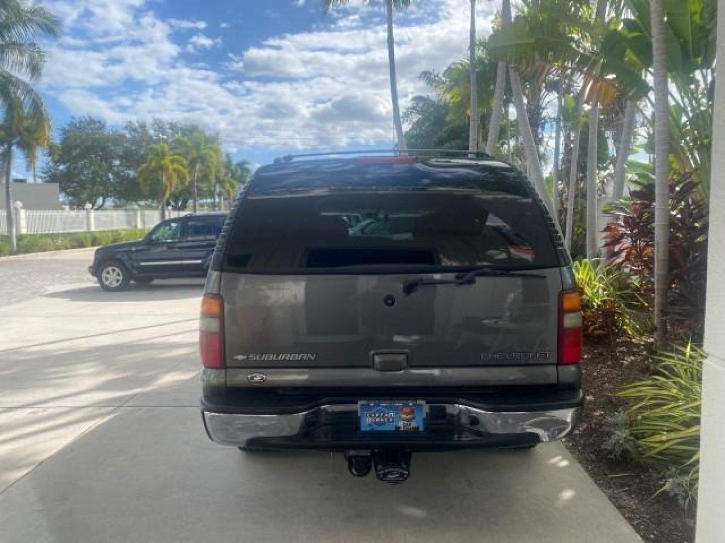 2002 Medium Charcoal Gray Metalli /Graphite/Medium Gray Chevrolet Suburban LT LOW MILES 60,399 1 OWNER (3GNEC16T32G) with an 5.3L Vortec 1000 SFI V8 Engine engine, Automatic transmission, located at 4701 North Dixie Hwy, Pompano Beach, FL, 33064, (954) 422-2889, 26.240938, -80.123474 - OUR WEBPAGE FLORIDACARS1.COM HAS OVER 100 PHOTOS AND FREE CARFAX LINK 2002 CHEVROLET SUBURBAN 1500 LT AUTORIDE VIN: 3GNEC16T32G235731 3 G N E C 1 6 T 3 2 G 2 3 5 7 3 1 4 DOOR WAGON/SPORT UTILITY 5.3L V8 F OHV GASOLINE REAR WHEEL DRIVE TOW PKG Features ABS Brakes Air Conditioning Alloy Wheels AM/FM S - Photo#35