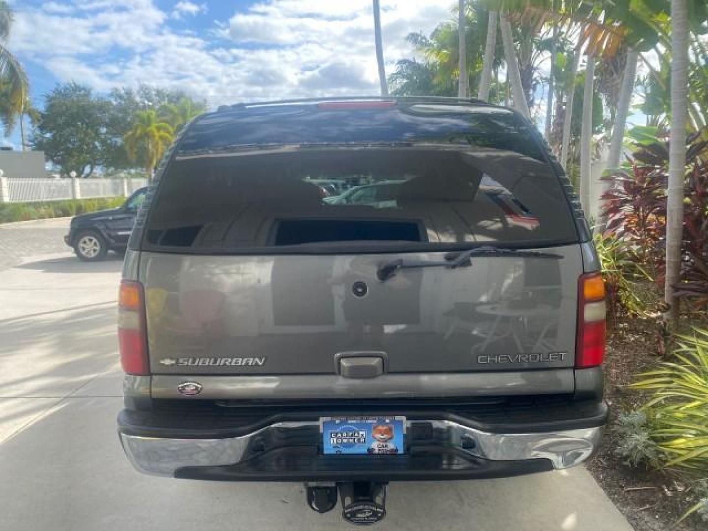 2002 Medium Charcoal Gray Metalli /Graphite/Medium Gray Chevrolet Suburban LT LOW MILES 60,399 1 OWNER (3GNEC16T32G) with an 5.3L Vortec 1000 SFI V8 Engine engine, Automatic transmission, located at 4701 North Dixie Hwy, Pompano Beach, FL, 33064, (954) 422-2889, 26.240938, -80.123474 - OUR WEBPAGE FLORIDACARS1.COM HAS OVER 100 PHOTOS AND FREE CARFAX LINK 2002 CHEVROLET SUBURBAN 1500 LT AUTORIDE VIN: 3GNEC16T32G235731 3 G N E C 1 6 T 3 2 G 2 3 5 7 3 1 4 DOOR WAGON/SPORT UTILITY 5.3L V8 F OHV GASOLINE REAR WHEEL DRIVE TOW PKG Features ABS Brakes Air Conditioning Alloy Wheels AM/FM S - Photo#36