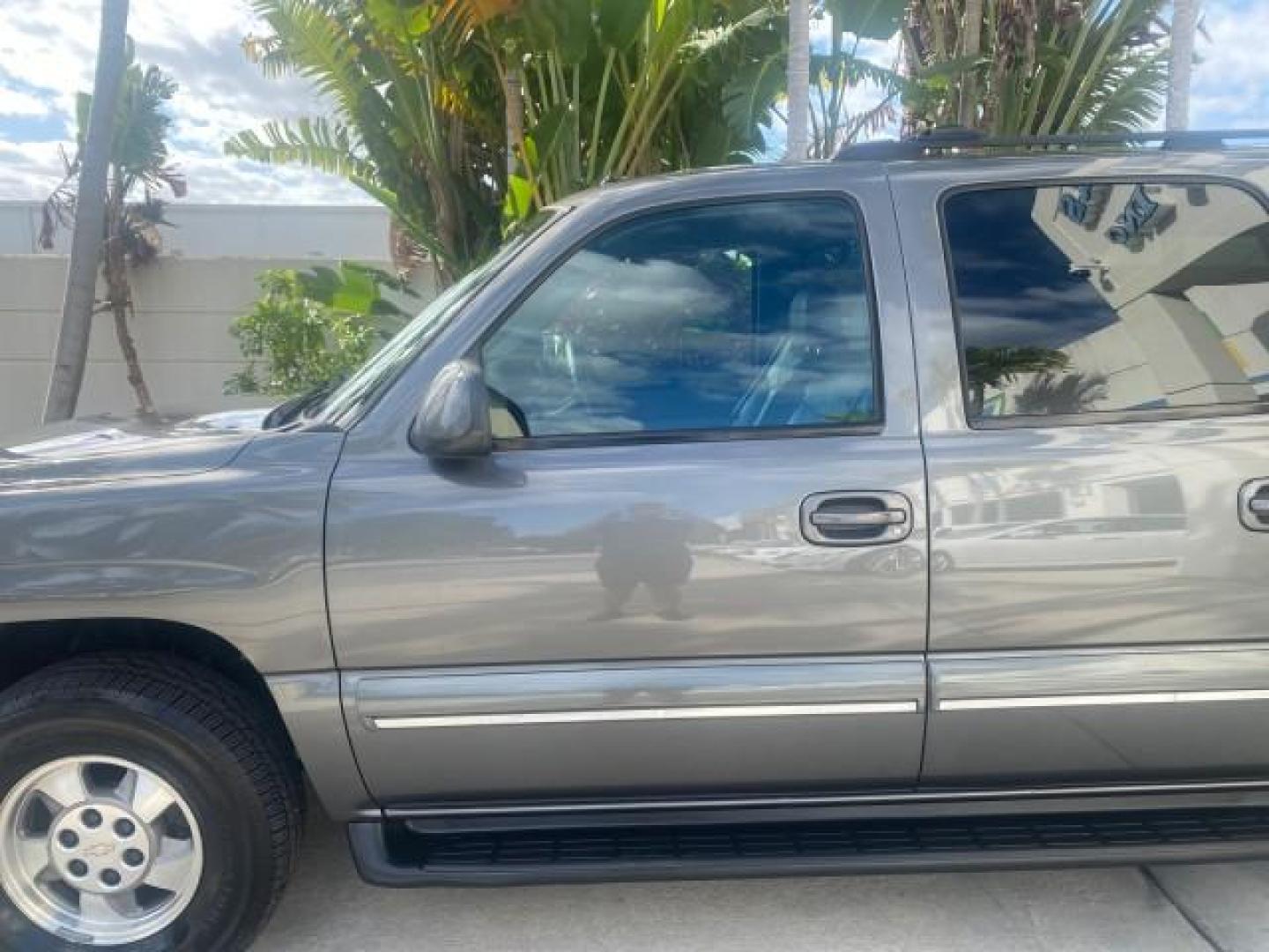 2002 Medium Charcoal Gray Metalli /Graphite/Medium Gray Chevrolet Suburban LT LOW MILES 60,399 1 OWNER (3GNEC16T32G) with an 5.3L Vortec 1000 SFI V8 Engine engine, Automatic transmission, located at 4701 North Dixie Hwy, Pompano Beach, FL, 33064, (954) 422-2889, 26.240938, -80.123474 - OUR WEBPAGE FLORIDACARS1.COM HAS OVER 100 PHOTOS AND FREE CARFAX LINK 2002 CHEVROLET SUBURBAN 1500 LT AUTORIDE VIN: 3GNEC16T32G235731 3 G N E C 1 6 T 3 2 G 2 3 5 7 3 1 4 DOOR WAGON/SPORT UTILITY 5.3L V8 F OHV GASOLINE REAR WHEEL DRIVE TOW PKG Features ABS Brakes Air Conditioning Alloy Wheels AM/FM S - Photo#37