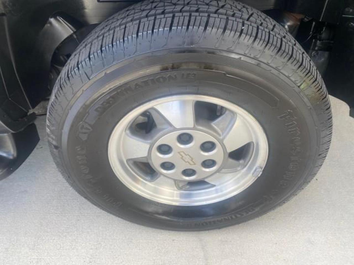 2002 Medium Charcoal Gray Metalli /Graphite/Medium Gray Chevrolet Suburban LT LOW MILES 60,399 1 OWNER (3GNEC16T32G) with an 5.3L Vortec 1000 SFI V8 Engine engine, Automatic transmission, located at 4701 North Dixie Hwy, Pompano Beach, FL, 33064, (954) 422-2889, 26.240938, -80.123474 - OUR WEBPAGE FLORIDACARS1.COM HAS OVER 100 PHOTOS AND FREE CARFAX LINK 2002 CHEVROLET SUBURBAN 1500 LT AUTORIDE VIN: 3GNEC16T32G235731 3 G N E C 1 6 T 3 2 G 2 3 5 7 3 1 4 DOOR WAGON/SPORT UTILITY 5.3L V8 F OHV GASOLINE REAR WHEEL DRIVE TOW PKG Features ABS Brakes Air Conditioning Alloy Wheels AM/FM S - Photo#93