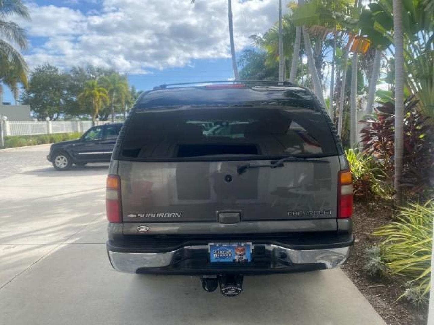 2002 Medium Charcoal Gray Metalli /Graphite/Medium Gray Chevrolet Suburban LT LOW MILES 60,399 1 OWNER (3GNEC16T32G) with an 5.3L Vortec 1000 SFI V8 Engine engine, Automatic transmission, located at 4701 North Dixie Hwy, Pompano Beach, FL, 33064, (954) 422-2889, 26.240938, -80.123474 - OUR WEBPAGE FLORIDACARS1.COM HAS OVER 100 PHOTOS AND FREE CARFAX LINK 2002 CHEVROLET SUBURBAN 1500 LT AUTORIDE VIN: 3GNEC16T32G235731 3 G N E C 1 6 T 3 2 G 2 3 5 7 3 1 4 DOOR WAGON/SPORT UTILITY 5.3L V8 F OHV GASOLINE REAR WHEEL DRIVE TOW PKG Features ABS Brakes Air Conditioning Alloy Wheels AM/FM S - Photo#97