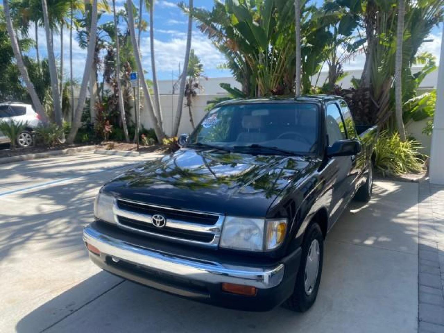 2000 Black Sand Pearl /Oak Toyota Tacoma LOW MILES 74,047 1 OWNER (4TAVL52N2YZ) with an 2.4L DOHC EFI 16-Valve I4 Engine engine, Automatic transmission, located at 4701 North Dixie Hwy, Pompano Beach, FL, 33064, (954) 422-2889, 26.240938, -80.123474 - OUR WEBPAGE FLORIDACARS1.COM HAS OVER 100 PHOTOS AND FREE CARFAX LINK 2000 TOYOTA TACOMA SR5 VIN: 4TAVL52N2YZ618796 4 T A V L 5 2 N 2 Y Z 6 1 8 7 9 6 CLUB CAB PICKUP 2.4L I4 F DOHC GASOLINE 29 MPG REAR WHEEL DRIVE Features Air Conditioning AM/FM Stereo Automatic Transmission Bed Liner Cassette Playe - Photo#3