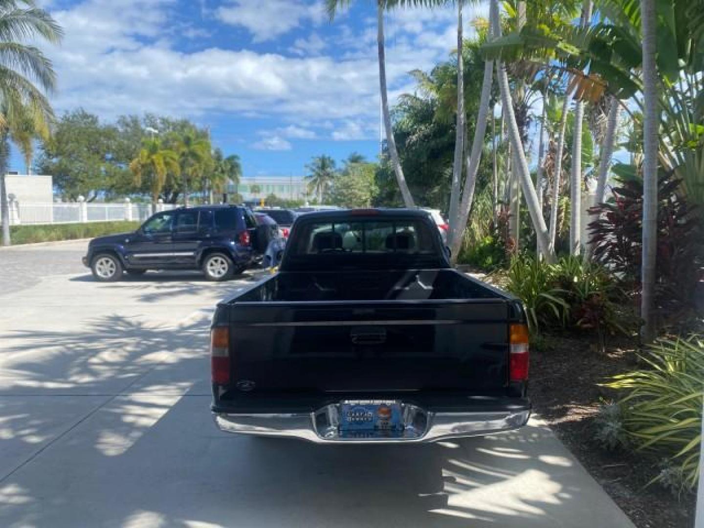 2000 Black Sand Pearl /Oak Toyota Tacoma LOW MILES 74,047 1 OWNER (4TAVL52N2YZ) with an 2.4L DOHC EFI 16-Valve I4 Engine engine, Automatic transmission, located at 4701 North Dixie Hwy, Pompano Beach, FL, 33064, (954) 422-2889, 26.240938, -80.123474 - OUR WEBPAGE FLORIDACARS1.COM HAS OVER 100 PHOTOS AND FREE CARFAX LINK 2000 TOYOTA TACOMA SR5 VIN: 4TAVL52N2YZ618796 4 T A V L 5 2 N 2 Y Z 6 1 8 7 9 6 CLUB CAB PICKUP 2.4L I4 F DOHC GASOLINE 29 MPG REAR WHEEL DRIVE Features Air Conditioning AM/FM Stereo Automatic Transmission Bed Liner Cassette Playe - Photo#6