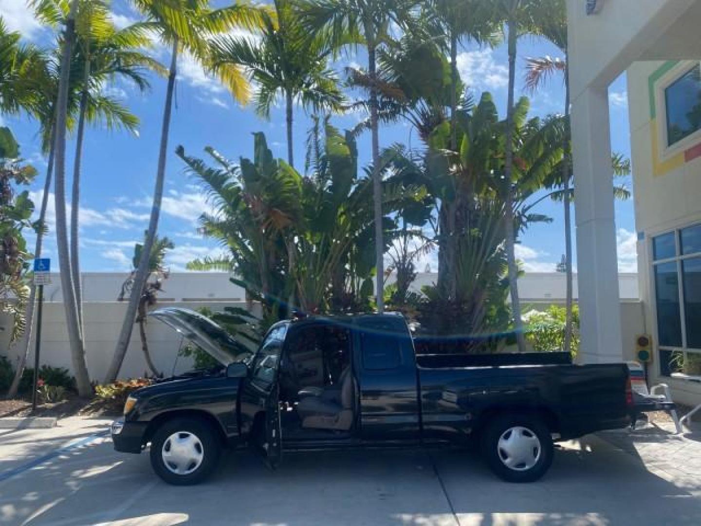 2000 Black Sand Pearl /Oak Toyota Tacoma LOW MILES 74,047 1 OWNER (4TAVL52N2YZ) with an 2.4L DOHC EFI 16-Valve I4 Engine engine, Automatic transmission, located at 4701 North Dixie Hwy, Pompano Beach, FL, 33064, (954) 422-2889, 26.240938, -80.123474 - OUR WEBPAGE FLORIDACARS1.COM HAS OVER 100 PHOTOS AND FREE CARFAX LINK 2000 TOYOTA TACOMA SR5 VIN: 4TAVL52N2YZ618796 4 T A V L 5 2 N 2 Y Z 6 1 8 7 9 6 CLUB CAB PICKUP 2.4L I4 F DOHC GASOLINE 29 MPG REAR WHEEL DRIVE Features Air Conditioning AM/FM Stereo Automatic Transmission Bed Liner Cassette Playe - Photo#8