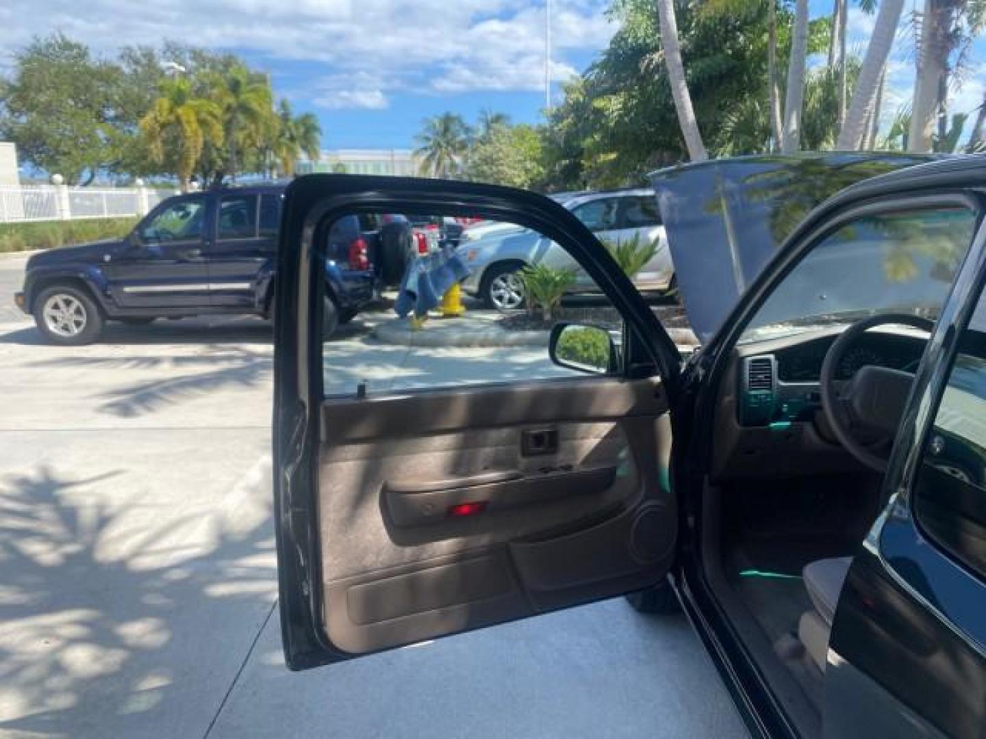 2000 Black Sand Pearl /Oak Toyota Tacoma LOW MILES 74,047 1 OWNER (4TAVL52N2YZ) with an 2.4L DOHC EFI 16-Valve I4 Engine engine, Automatic transmission, located at 4701 North Dixie Hwy, Pompano Beach, FL, 33064, (954) 422-2889, 26.240938, -80.123474 - OUR WEBPAGE FLORIDACARS1.COM HAS OVER 100 PHOTOS AND FREE CARFAX LINK 2000 TOYOTA TACOMA SR5 VIN: 4TAVL52N2YZ618796 4 T A V L 5 2 N 2 Y Z 6 1 8 7 9 6 CLUB CAB PICKUP 2.4L I4 F DOHC GASOLINE 29 MPG REAR WHEEL DRIVE Features Air Conditioning AM/FM Stereo Automatic Transmission Bed Liner Cassette Playe - Photo#9