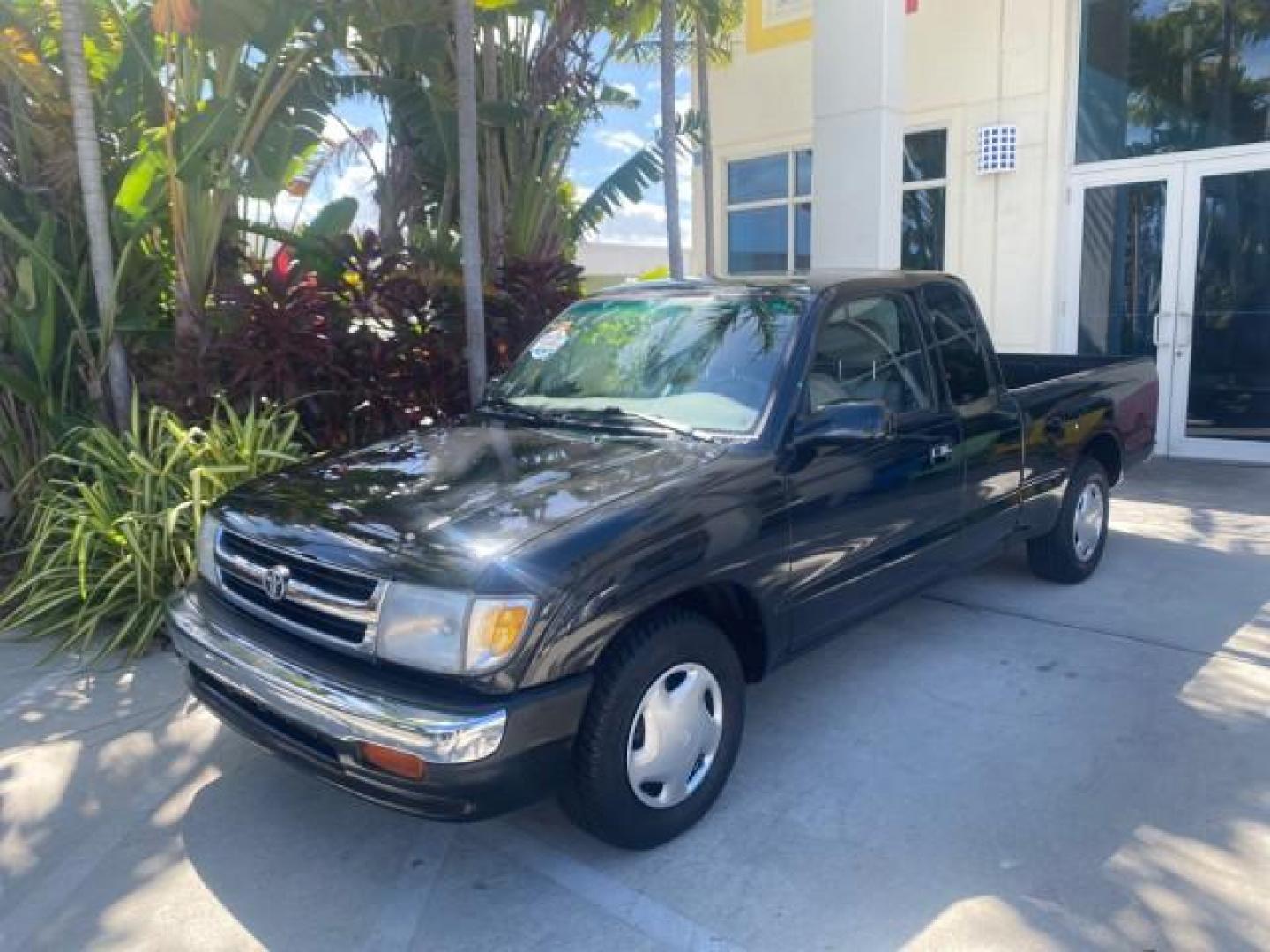2000 Black Sand Pearl /Oak Toyota Tacoma LOW MILES 74,047 1 OWNER (4TAVL52N2YZ) with an 2.4L DOHC EFI 16-Valve I4 Engine engine, Automatic transmission, located at 4701 North Dixie Hwy, Pompano Beach, FL, 33064, (954) 422-2889, 26.240938, -80.123474 - OUR WEBPAGE FLORIDACARS1.COM HAS OVER 100 PHOTOS AND FREE CARFAX LINK 2000 TOYOTA TACOMA SR5 VIN: 4TAVL52N2YZ618796 4 T A V L 5 2 N 2 Y Z 6 1 8 7 9 6 CLUB CAB PICKUP 2.4L I4 F DOHC GASOLINE 29 MPG REAR WHEEL DRIVE Features Air Conditioning AM/FM Stereo Automatic Transmission Bed Liner Cassette Playe - Photo#31