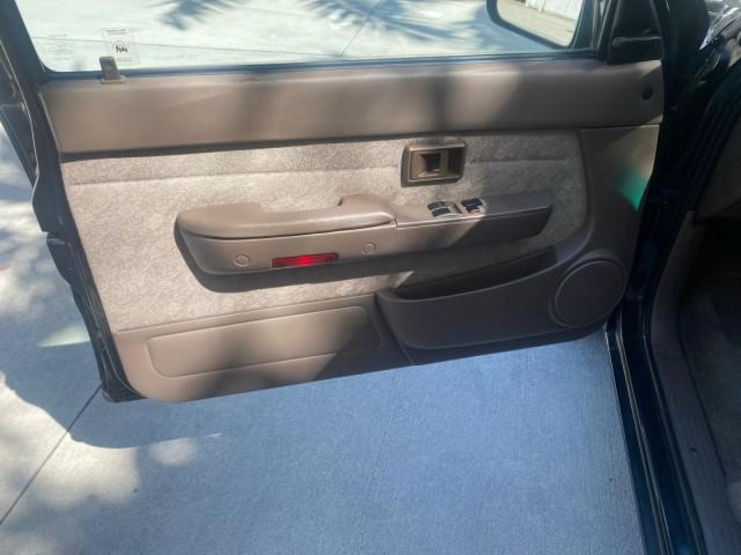 2000 Black Sand Pearl /Oak Toyota Tacoma LOW MILES 74,047 1 OWNER (4TAVL52N2YZ) with an 2.4L DOHC EFI 16-Valve I4 Engine engine, Automatic transmission, located at 4701 North Dixie Hwy, Pompano Beach, FL, 33064, (954) 422-2889, 26.240938, -80.123474 - OUR WEBPAGE FLORIDACARS1.COM HAS OVER 100 PHOTOS AND FREE CARFAX LINK 2000 TOYOTA TACOMA SR5 VIN: 4TAVL52N2YZ618796 4 T A V L 5 2 N 2 Y Z 6 1 8 7 9 6 CLUB CAB PICKUP 2.4L I4 F DOHC GASOLINE 29 MPG REAR WHEEL DRIVE Features Air Conditioning AM/FM Stereo Automatic Transmission Bed Liner Cassette Playe - Photo#43